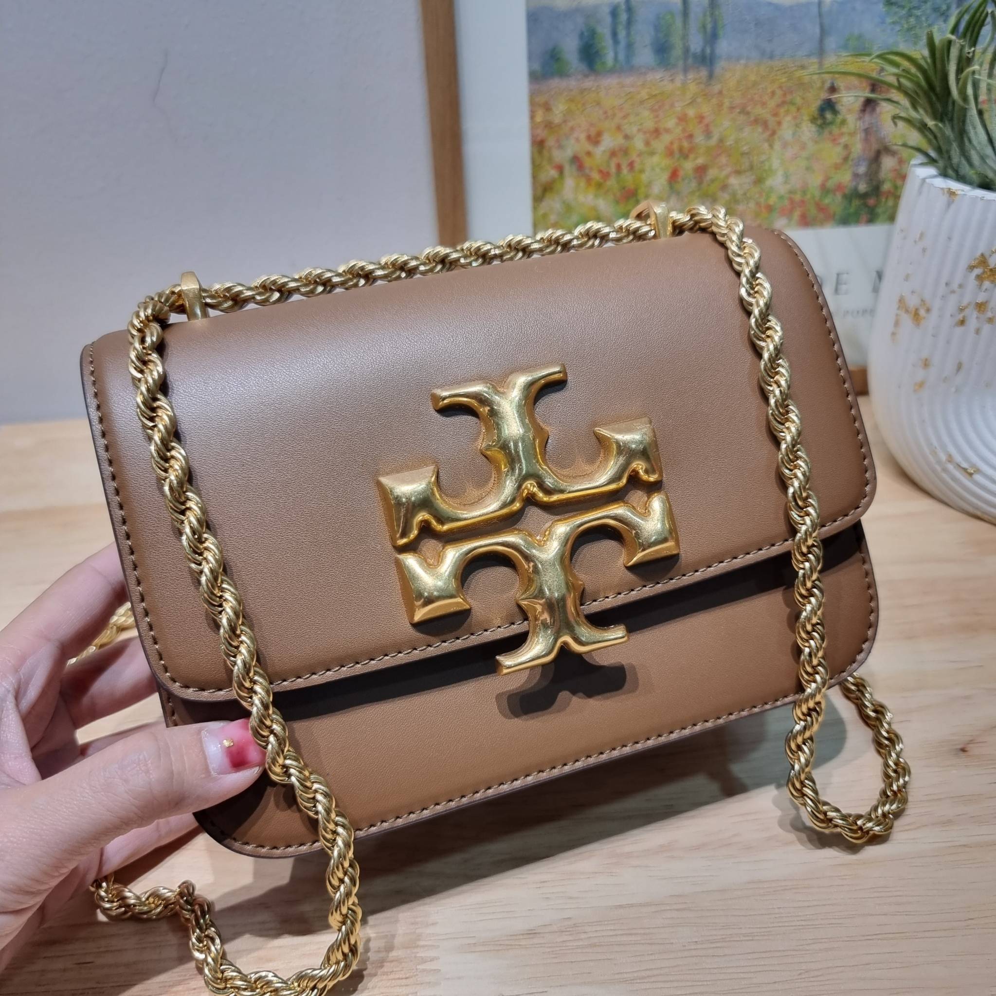Tory Burch Bag / TORY BURCH ELEANOR SMALL CONVERTIBLE SHOULDER BAG ฮอตไอเท็ม รุ่นนี้ขายดีขายหมด สวยหรู คุณหนู ผู้ดี!! หายากมากแล้วน้า กระเป๋าสะพายข้าง ดีไซน์อยู่ทรง ขนาดกำลังสะดวกใช้ เปิด-ปิดด้วยแถบแม่เหล็ก