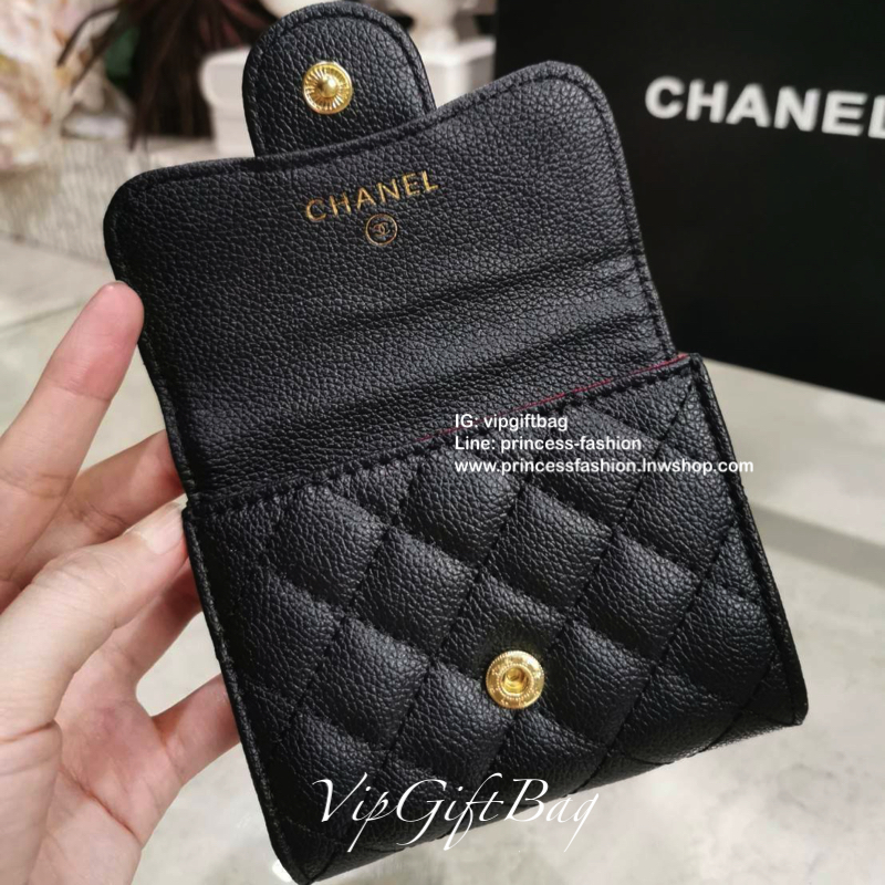 CHANEL SHORT WALLET VIP Gift With Purchase พรีเมี่ยมกิ้ฟ Chanel ไอเท็มนี้แนะนำค่ะ ลูกค้าสั่งพรีออเดอร์กันเยอะมาก วัสดุหนังด้านขึ้นลายตารางคลาสสิค ไม่มีเอ้าท์ เปิดปิดด้วยฝาปิด ด้านหน้าประดับโลโก้แบรนด์อะไหล่เงินสวยหรูดูดี ด้านหลังมีช่องใส่ของ ภายในมีช่องแบ