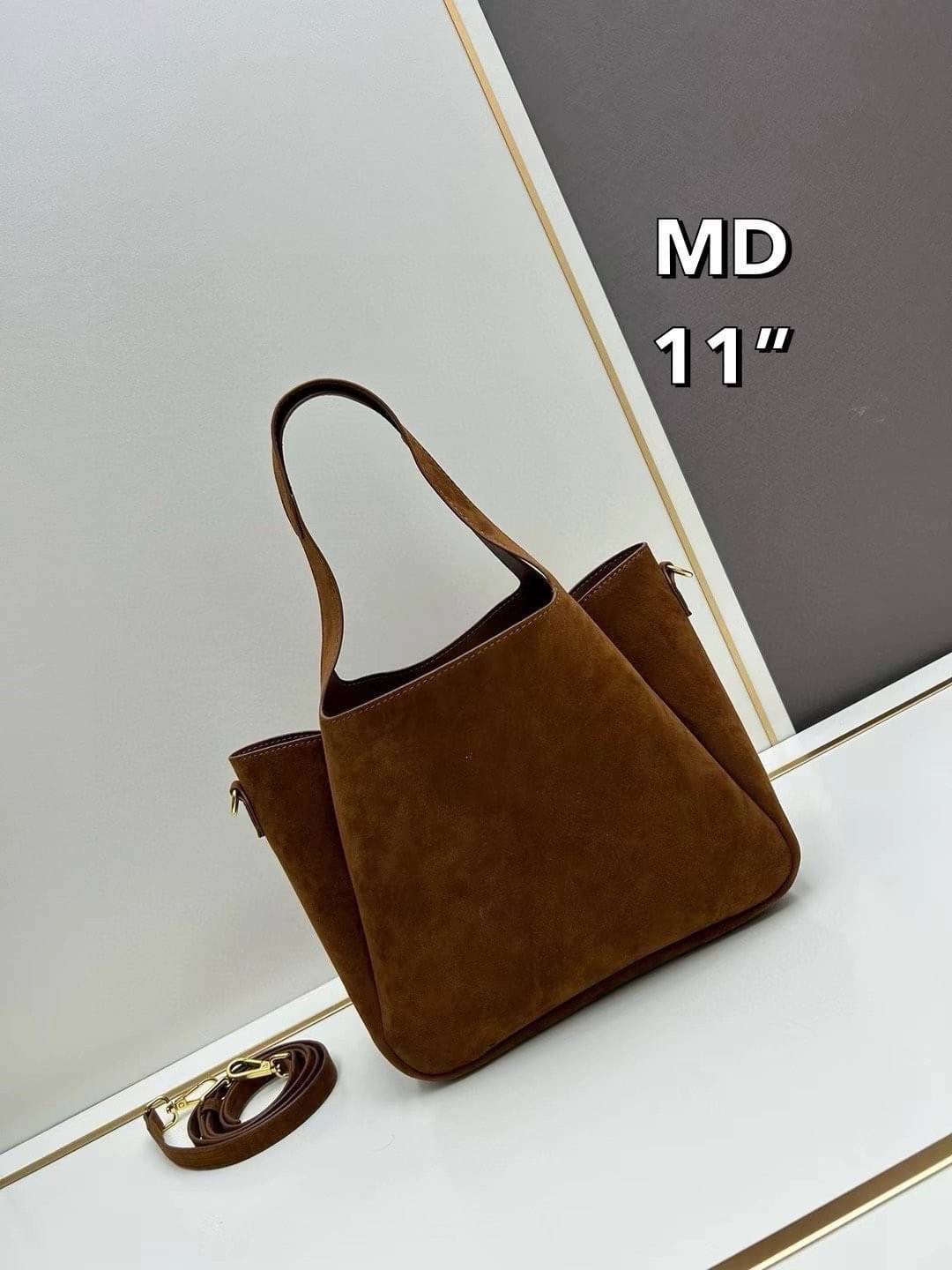 PRADA Suede Shopping Tote bag กระเป๋าทรงช้อปปิ้ง งานหนังกลับสวยเก๋ สวยเด่นเป็นเอกลักษณ์มาก ดีไซส์ทรงสวยหูจับในตัว ภายในโล่งกว้าง ใส่ของสำคัญได้สบายๆ