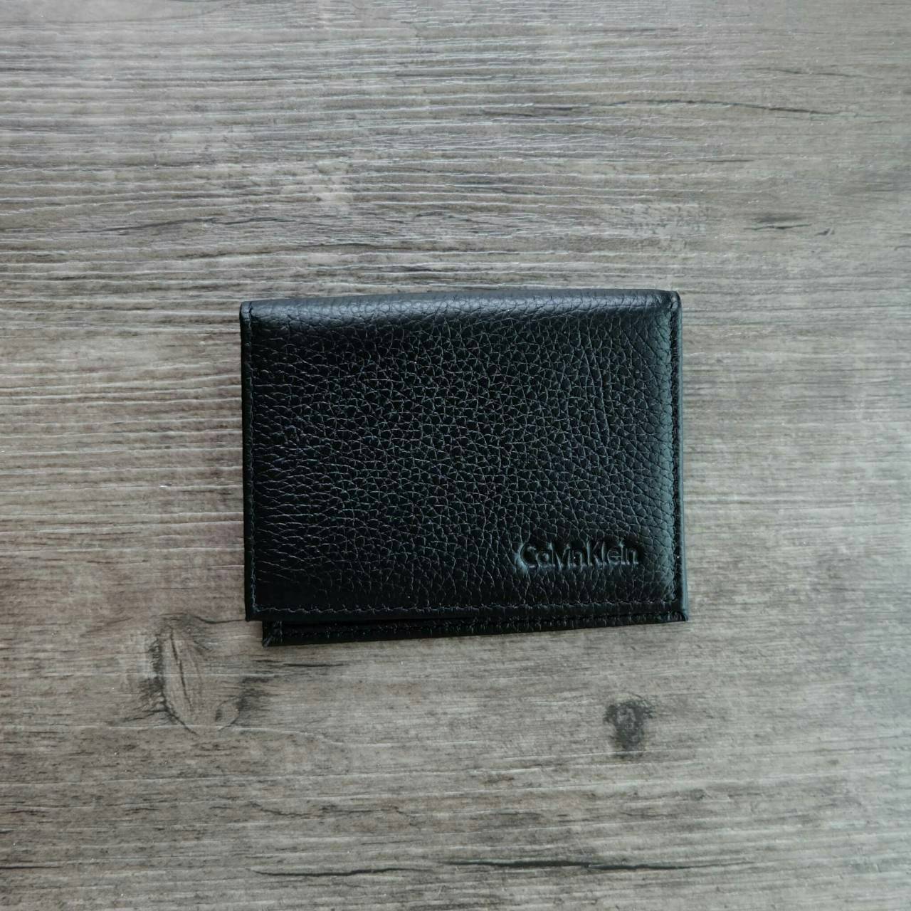 Calvin Klein Leather Belt & Wallet Set เซตสุดคุ้ม จะะมอบเป็นของขวัญหรือใช้เองก็แนะนำเลยค่าา อุปกรณ์ : มาพร้อมถุงกระดาษแบรนด์ + กล่องแบรนด์ + ที่เจาะรูเข็มขัด + ห่วงเข็มขัด