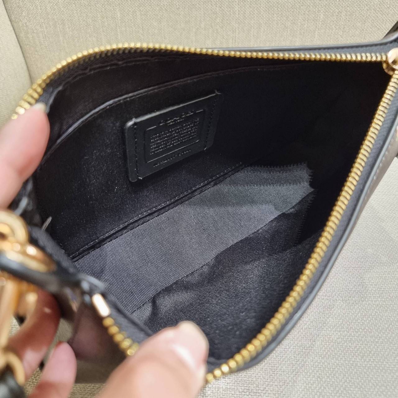 COACH C7264 C6823 C6817 JES BAGUETTE IN SIGNATURE CANVAS คอลเลคชั่นใหม่ล่าสุด พร้อมเสิร์ฟความสวยถึงบ้านเช่นเคย!! กระเป๋าสะพายทรงบาแกตต์ ดีไซน์ย้อนยุค ที่แอบแฝงความเรียบหรูดูแพงอยู่ในตัว โดดเด่นด้วยสายสะพายเส้นใหญ่ โทนสีคอนทราส ทำให้ไอเท็มนี้ดูมีลูกเล่นมาก