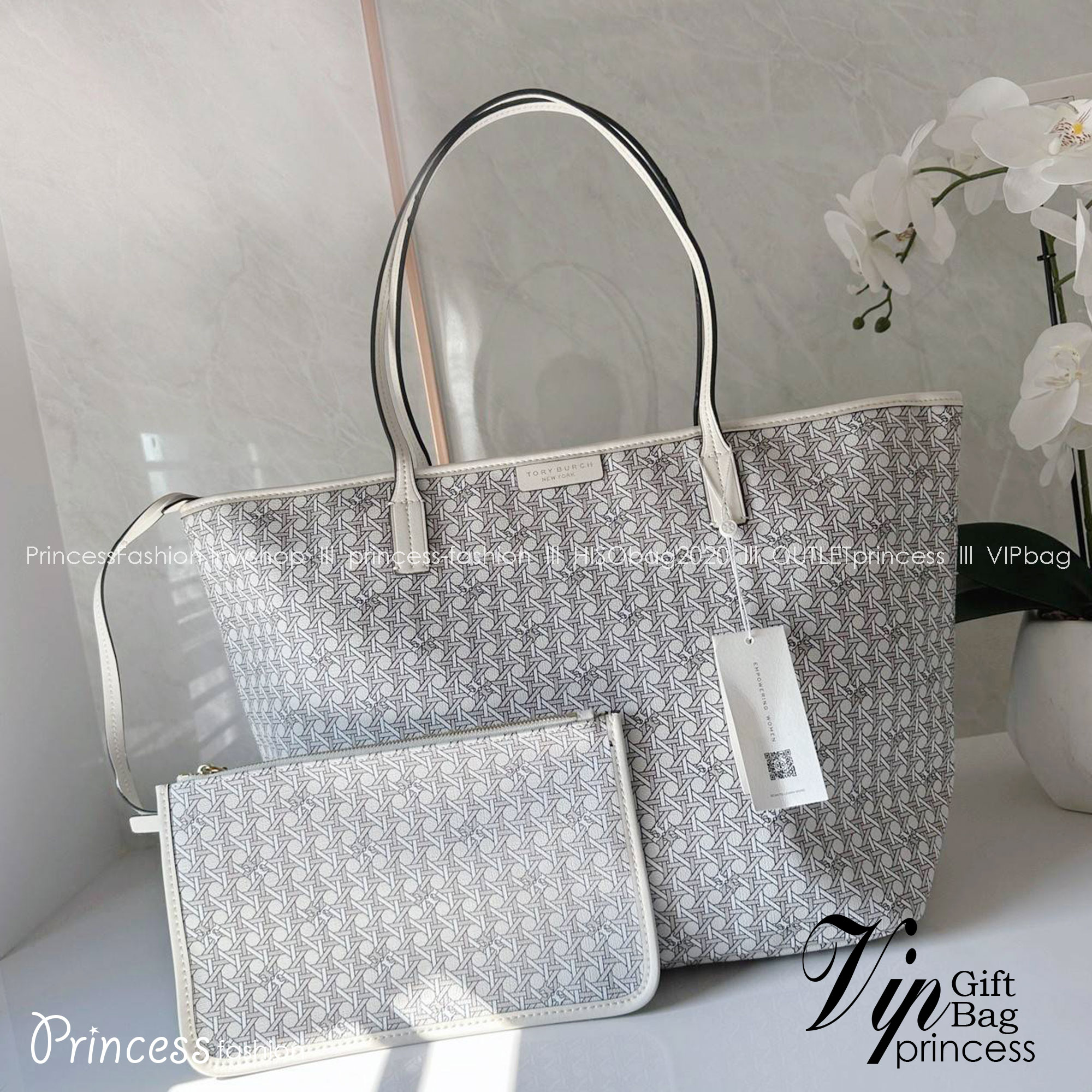 Tory Burch Ever Ready Zip Tote Small Coated Canvas / Tory Burch Geo Logo Tote กระเป๋าโท้ท พิมพ์ลายด้วยลวดลายสานตะกร้าอันเป็นเอกลักษณ์ของแบรนด์ ซึ่งได้แรงบันดาลใจจากความหลงใหลในงานจักสานของผู้ก่อตั้ง