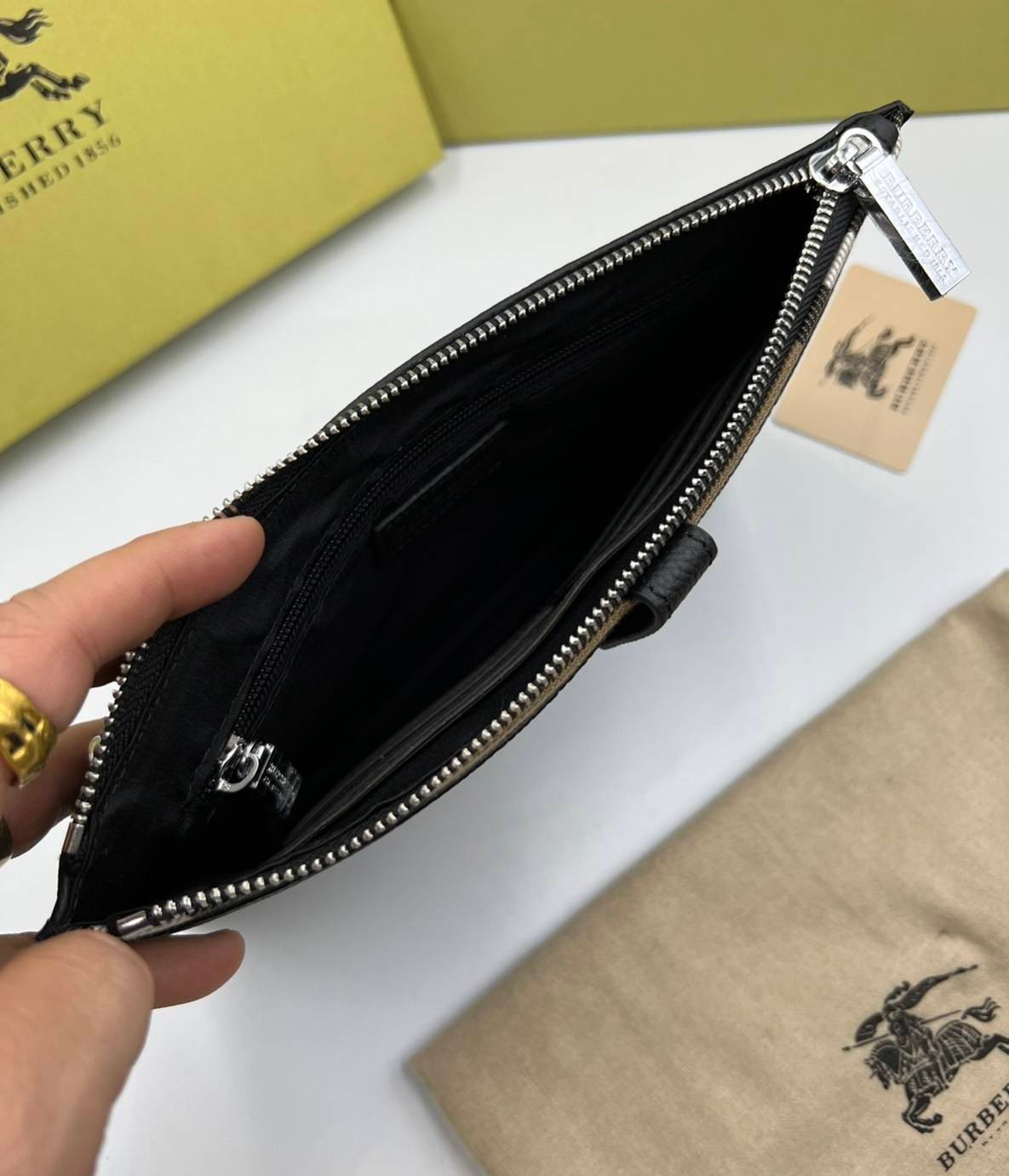หนังแท้ BURBERRY CLUTCH BAG / BURBERRY Vintage Clutch กระเป๋าทรงคลัชท์ใช้ได้ทั้งหญิง/ชาย Unisex Clutch งานหนังแท้เกรดออริจินอล ภาพสินค้าถ่ายจากงานขายจริง ใช้งานต่างประเทศได้
