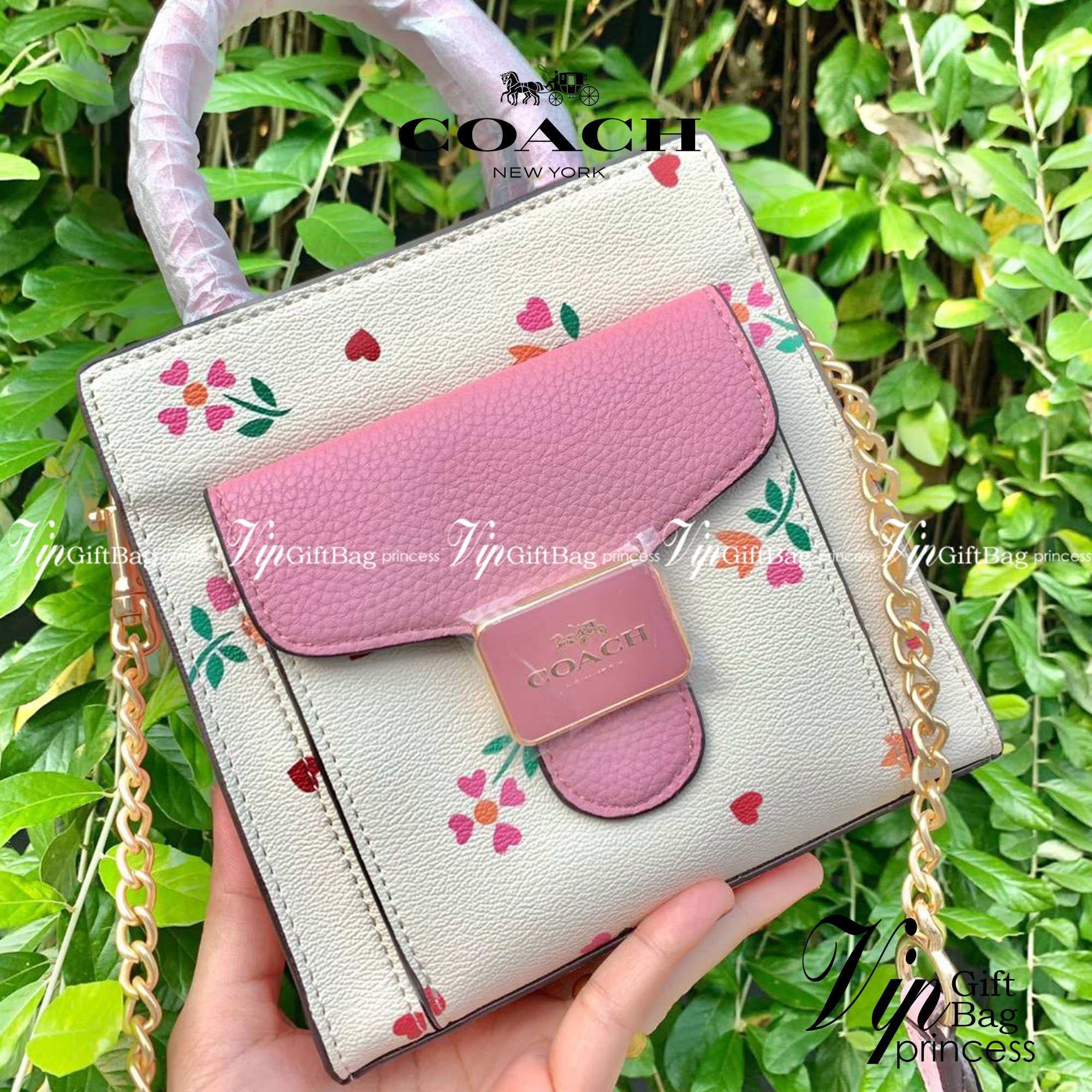 COACH MINI PEPPER CROSSBODY WITH HEART PETAL PRINT ((C7599)) พร้อมส่งที่ น้องใหม่ล่าสุดค่าา! กระเป๋าสะพายครอสบอดี้ร์ หรือหิ้วออกงานก็สวยไม่น้อยทีเดียวค่ะ หนังแท้นิ่มสวย ตัวกระเป๋าทำลายดอกหัวใจได้สวยงามน่าใช้มากๆเลยค่ะ