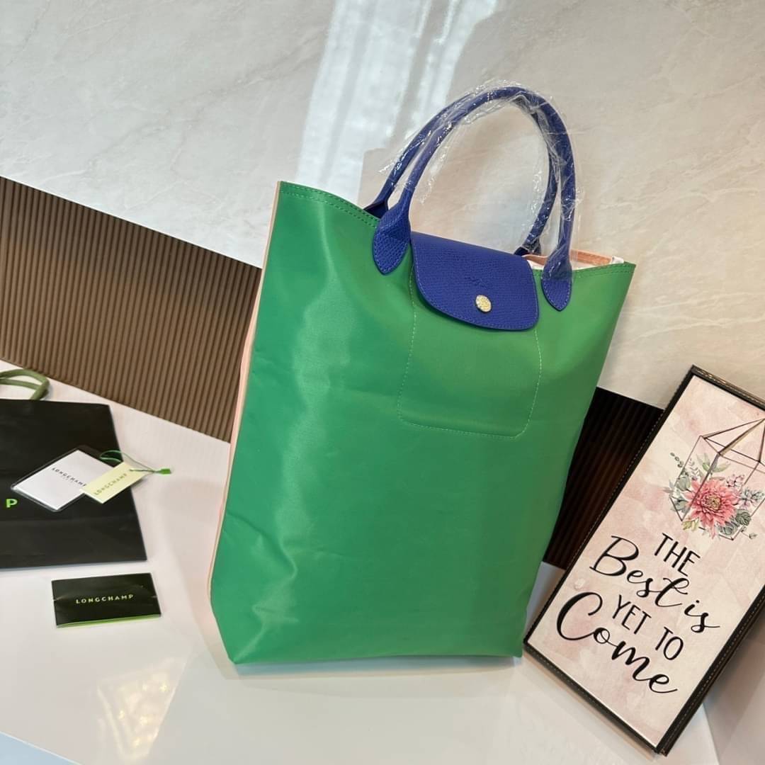 LONGCHAMP LE PLIAGE RE-PLAY TOP HANDLE BAG สินค้ารุ่นลิมิเต็ด collection สุดปัง ซื้อใบเดียวเหมือนได้2 ใบ กระเป๋าสะพายแนวตั้งที่กว้างขวาง มีเอกลักษณ์เฉพาะตัวแต่มีดีไซน์ที่น่าดึงดูด