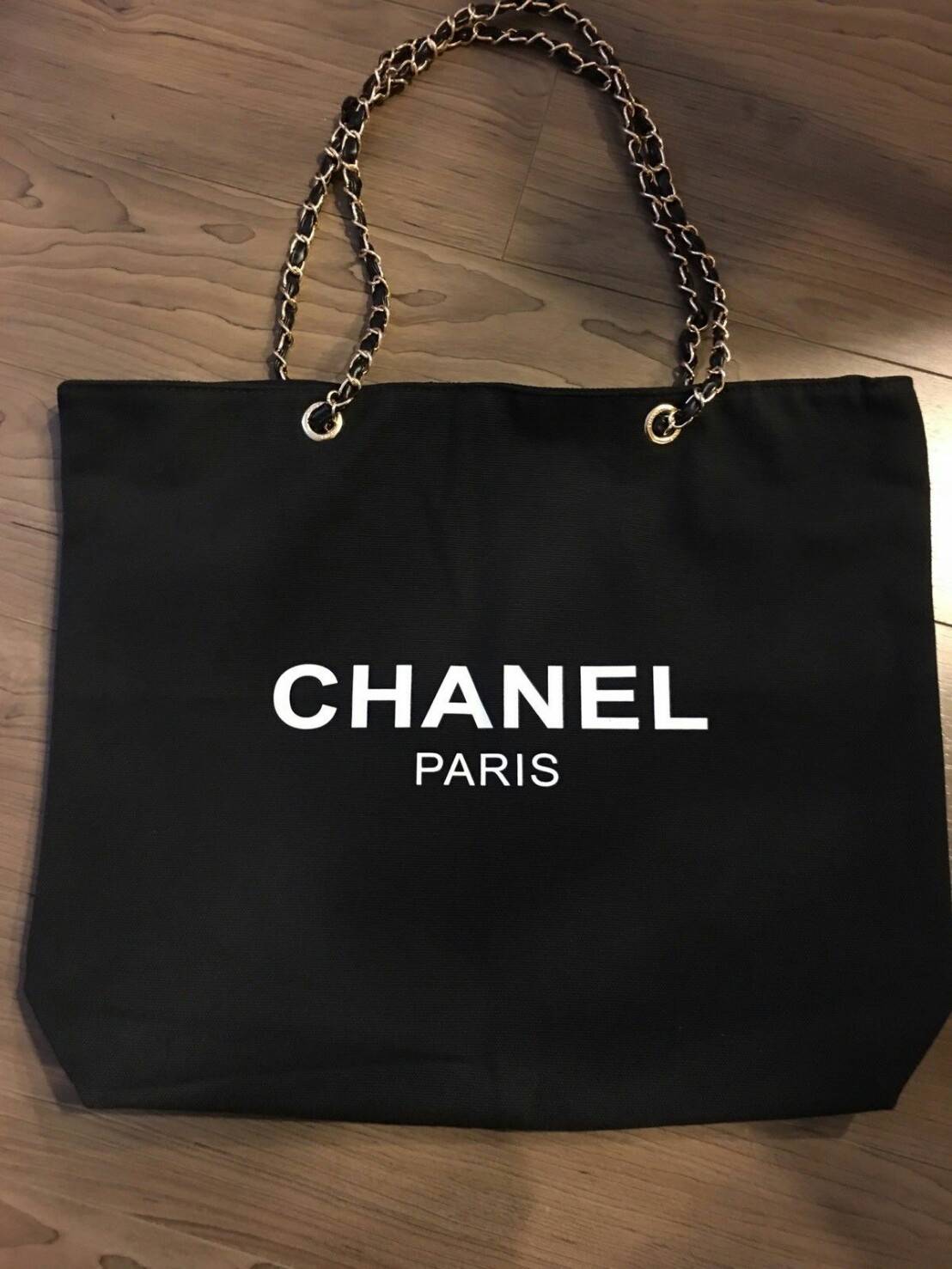 New Arrival!! พร้อมส่งที่ไทย ตามคำเรียกร้อง CHANEL VIP CANVAS TOTE BEAUTY GIFT TOTE CANVAS GOLD HARDWARE CHAIN STRAPS วัสดุทำจากผ้าแคนวาสหนา บุด้วยผ้าซับอีกชั้น ด้านหน้ามีโลโก้แบรนด์ ตรงอะไหล่ปั้มแบรนด์ทุกจุด ตัวสายทำจากโซ่ เรียบ หรู ดูดี ใส่ของได้เยอะมาก