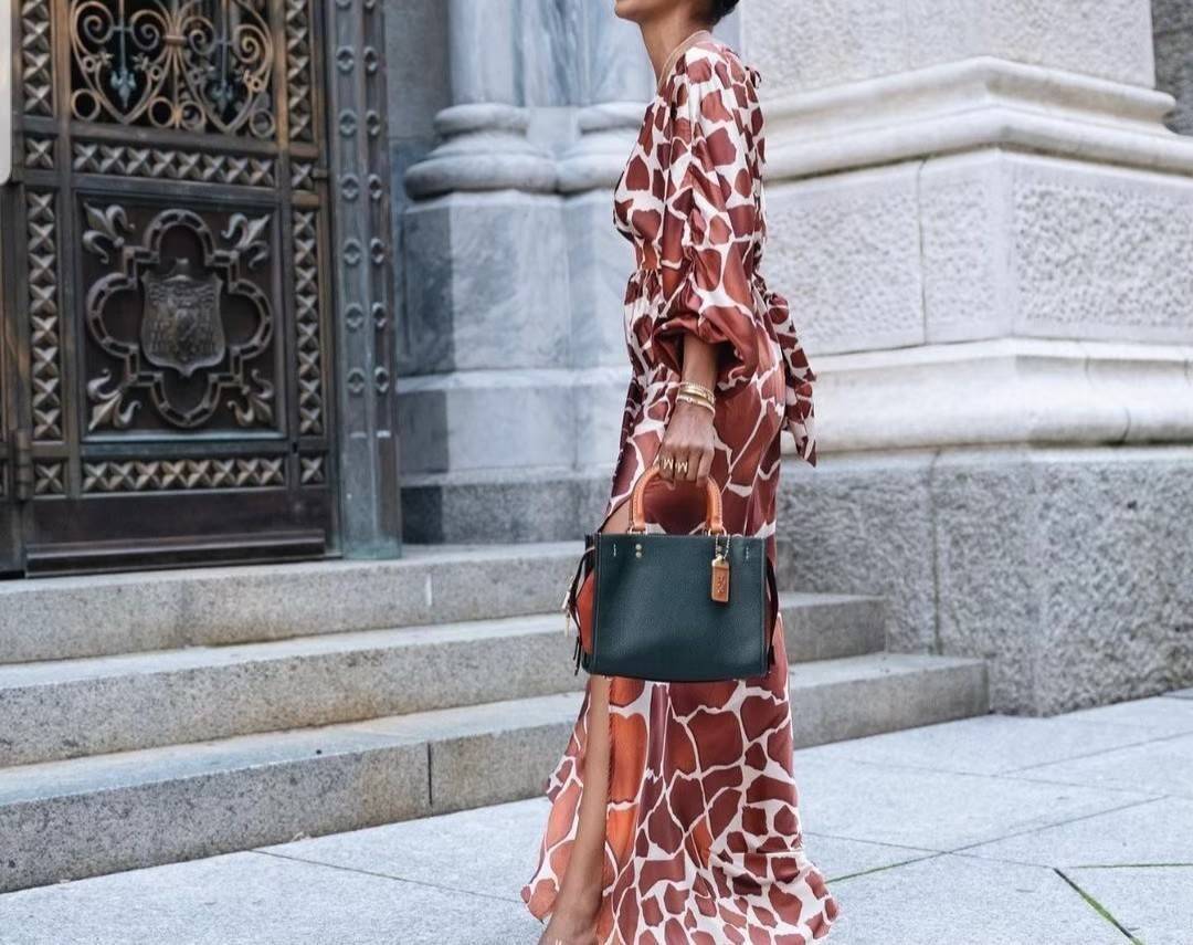 OUTLET 】COACH ROGUE 25 IN COLORBLOCK (C5575) ที่สุดแห่งความหรูหรา สุดคลาสสิค 🌺กระเป๋าหนังแท้คุณภาพเยี่ยม สัมผัสนิ่มละมุนจนต้องหลงรัก ด้านข้างเพิ่มความสวยเก๋ด้วยหนังกลับ อยู่ทรงสุดสวย น่าใช้ น่ามอง จนใครๆต้องเหลียวหลังตาม//ด้านในมี 2 ช่องกว้าง กับอ