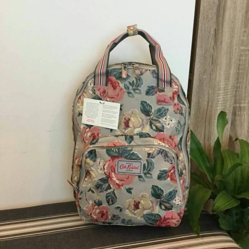 Cath Kidston Backpack Bag กระเป๋าสะพายสไตล์ vintage เป็นอีกรุ่นที่สาวๆ ถามถึงเยอะค่ะ วัสดุเป็น Canvas เคลือบ PVC กันน้ำ ทำความสะอาดง่าย น้ำหนักเบา เปิดปิดด้วยซิปรอบสะดวกใช้ ด้านหน้าประดับโลโก้ Cath Kidston พร้อมช่องซิปเล็กด้านนอกใส่กระเป๋าสตางค์ มือถือได้