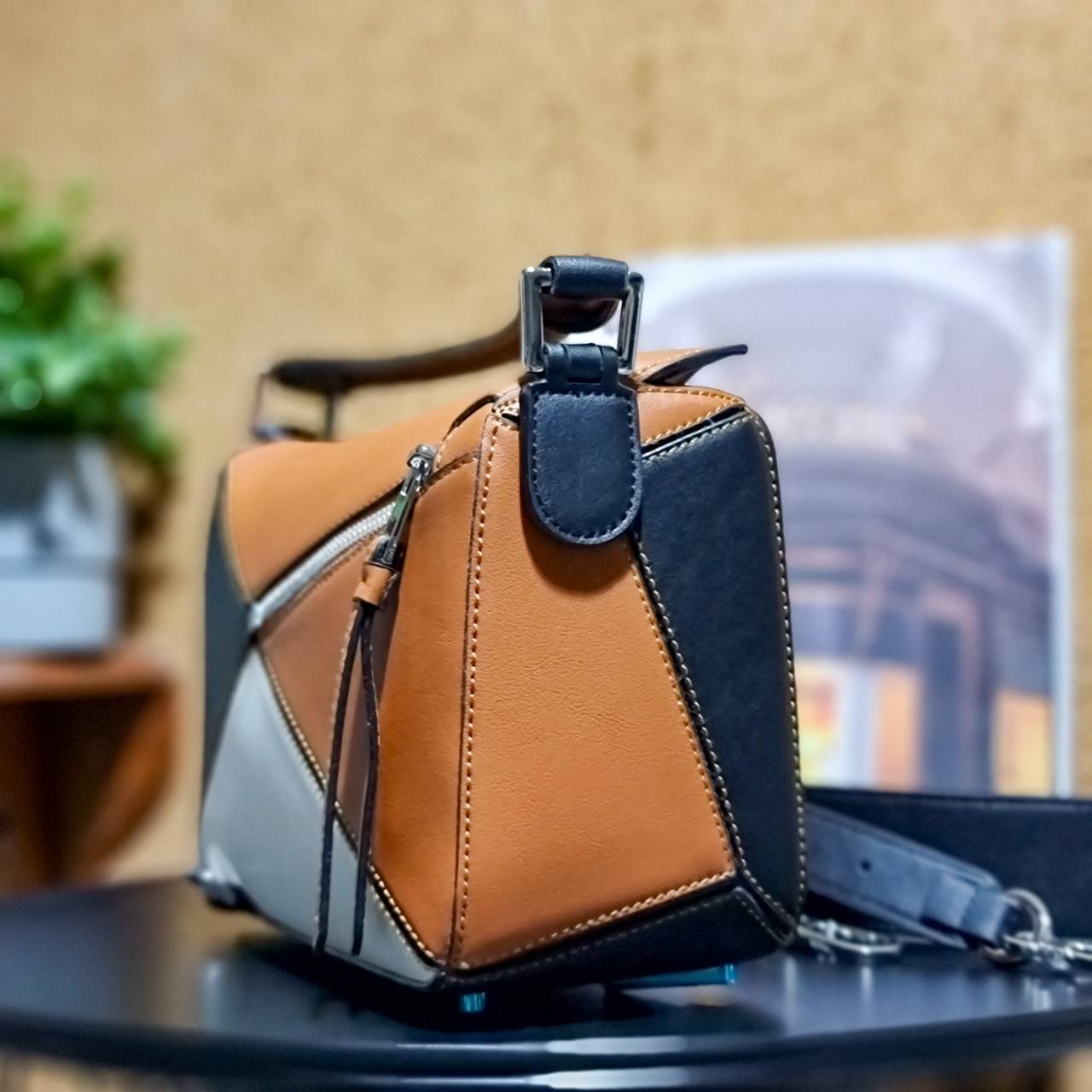 พรีเมี่ยมกิ๊ฟแท้ 100% 】LOEWE PUZZLE BAG IN CLASSIC เป็นอีกแบรนด์ที่ดีไซน์เป็นเอกลักษณ์ โดดเด่น สวยหรูทุกรุ่น!! กระเป๋าสะพายข้างทรงกล่อง สไตล์พัซเซิล ให้ฟีลลิ่งเหมือนตัวต่อคละสี ดูดีได้ทุกที่แค่มีใบนี้