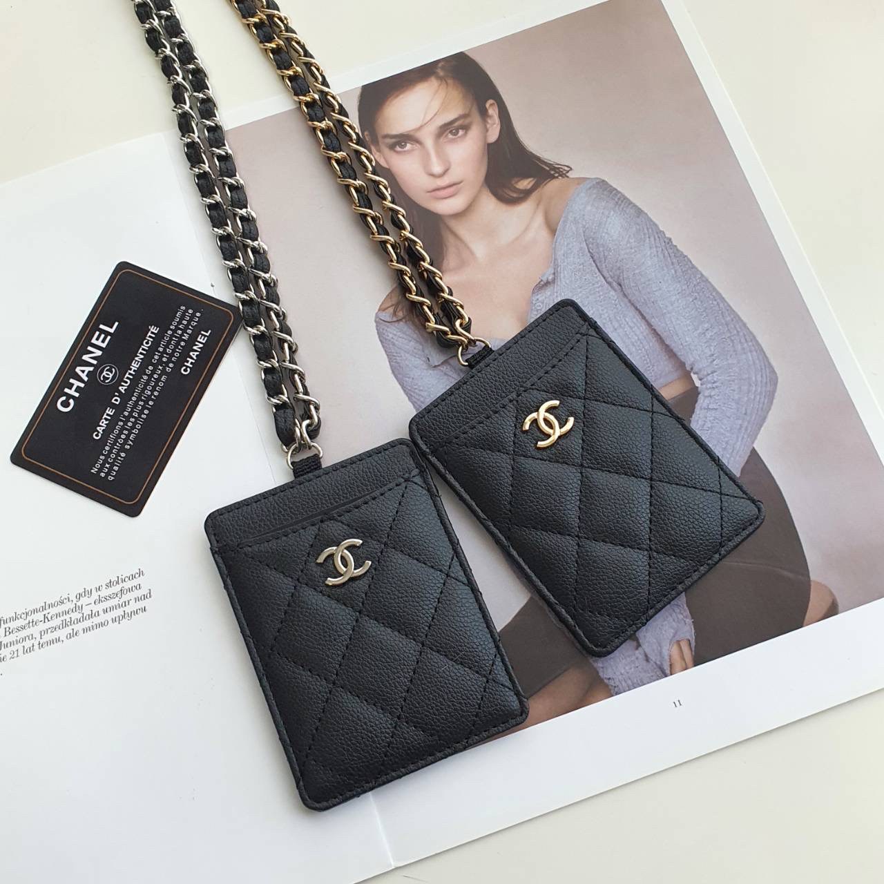CHANEL CARD HOLDER WITH CHAIN พร้อมส่งที่ไทย สายคล้องบัตรสุดคลาสสิค จากงานพรีเมี่ยมกิ้ฟท์แบรนด์ดังอย่าง CHANEL วัสดุหนังสังเคราะห์ ลายสวยมาก ด้านหน้าประดับโลโก้ CC มีช่องใส่บัตรมากกว่า4ใบ มาพร้อมสายคล้องแบบโซ่สลับหนัง ไอเท็มสุดหรูแบบนี้ ต้องมีติดตัวไว้น้า