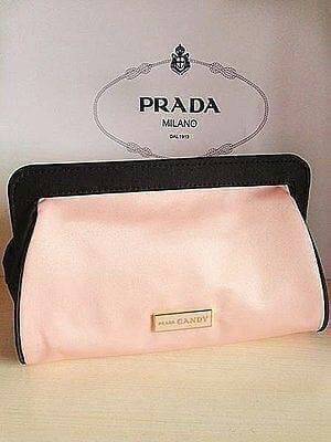 PRADA CANDY COSMETIC BAG GIFT WITH PURCHASE (GWP) จากเคาน์เตอร์ต่างประเทศรุ่น Limited Satin Material ทรง cluth ขนาดกำลังน่ารัก ด้านหน้ามีโลโก้ brand เปิดปิดด้วยแถบเเม่เหล็กซ่อนที่ปากกระเป๋า ซับใน Polyester มีช่องแบ่งสามารถใส่เครื่องสำอางค์ เครื่องเขียน เค