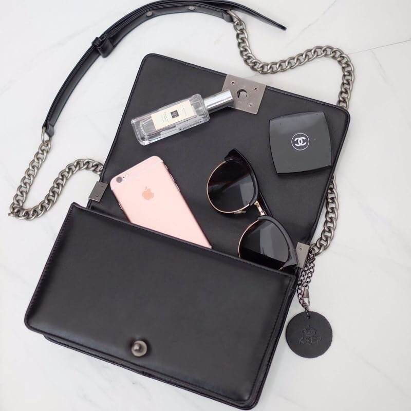 Keep chain large shoulder bag กระเป๋าทรงยอดฮิตคะ รุ่นนี้รับประกันความสวย คอลเลคชั่นใหม่ตัวกระเป๋าทำมาจากหนัง Microfiber เนื้อดี สวย ทน ขึ้นกว่าเดิมเยอะ !! ขนาดกะทัดรัด ภายในสีแดง มีช่องใส่ของจุกจิก สายโซ่ปรับได้ 2 แบบทั้งสายสั้น สายยาว สะพายพาดลำตัวได้คะ 