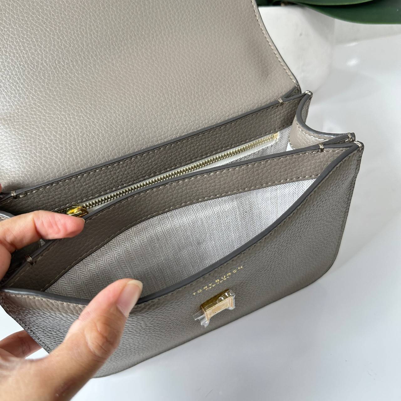 Tory Burch Britten Small Convertible Shoulder Bag คอลเลคชั่นใหม่สุดเรียบหรู กระเป๋าสะพายไหล่หรือสะพายข้าง วัสดุหนังอย่างดี ภายในแบ่งช่องเป็นสัดส่วน