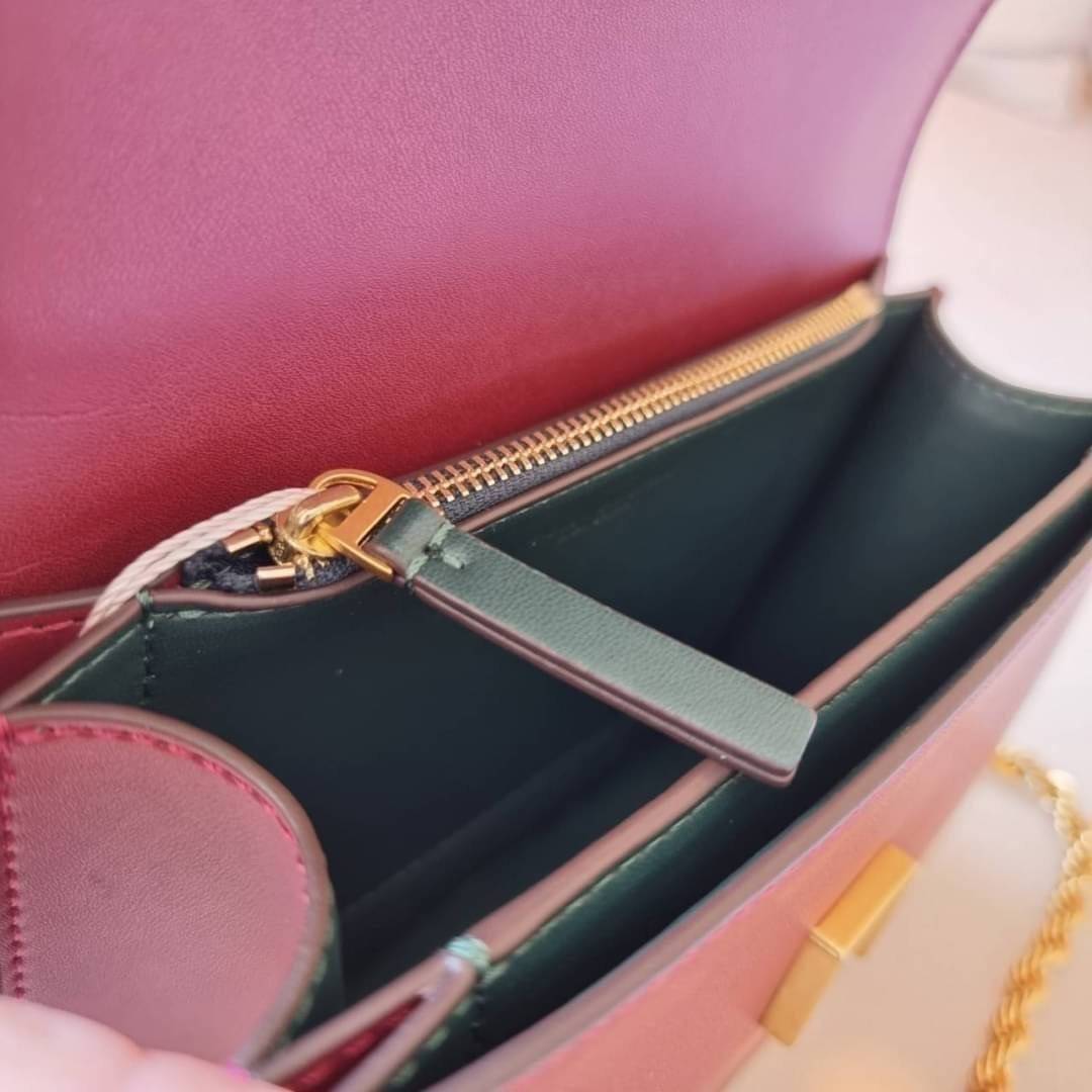 TORY BURCH ELEANOR SMALL CONVERTIBLE SHOULDER BAG ฮอตไอเท็ม รุ่นนี้ขายดีขายหมด สวยหรู คุณหนู ผู้ดี!! หายากมากแล้วน้า กระเป๋าสะพายข้าง ดีไซน์อยู่ทรง ขนาดกำลังสะดวกใช้สำหรับสาว วัสดุหนังแท้เต็มใบ สีทูโทน เปิด-ปิดด้วยแถบแม่เหล็ก ภายในแบ่งสัดส่วนได้เป็นอย่างด