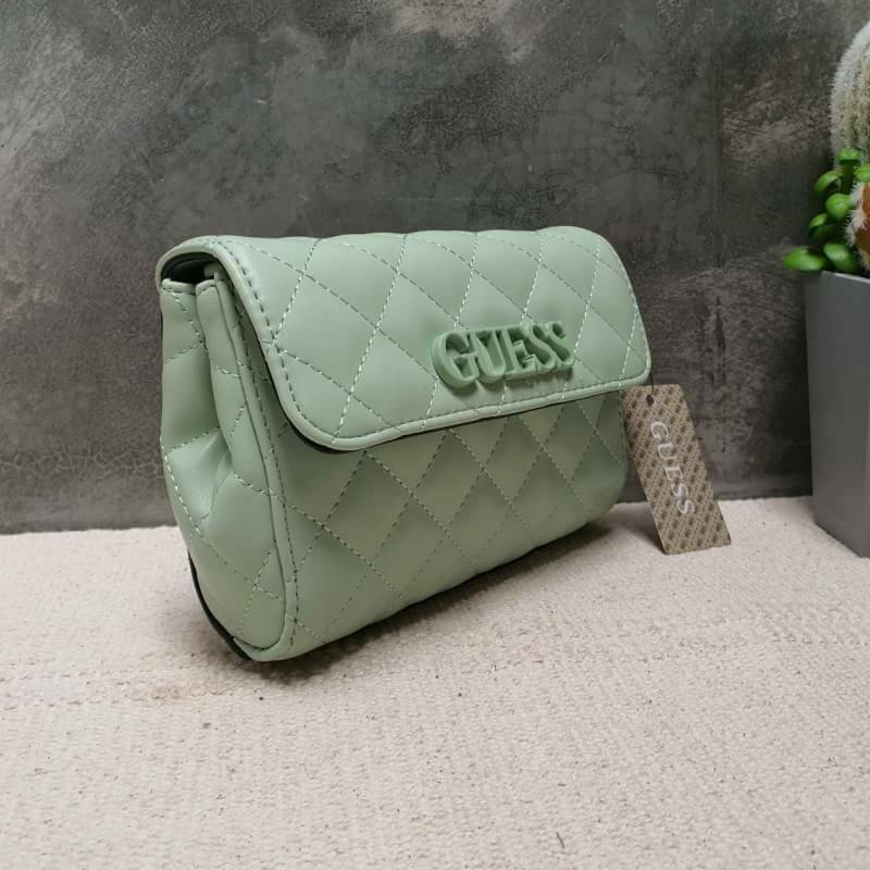 Guess elliana Crossbody Belt Bag รุ่นนี้ได้ทั้งสะพายยาวและคาดเอวค่ะ ด้านหน้าติดโลโก้แบรนด์สีตามหนังกระเป๋า หนังเป็นลายตาราง เปิดปิดด้วยกระดุมแม่เหล็ก ด้านในบุผ้าลายโลโก้แบรนด์ ด้านหลังมีที่สอดสายสำหรับคล้องเอว รุ่นนี้มีสายยาวให้ทั้ง 2 เส้นสำหรับต่างโอกาสค