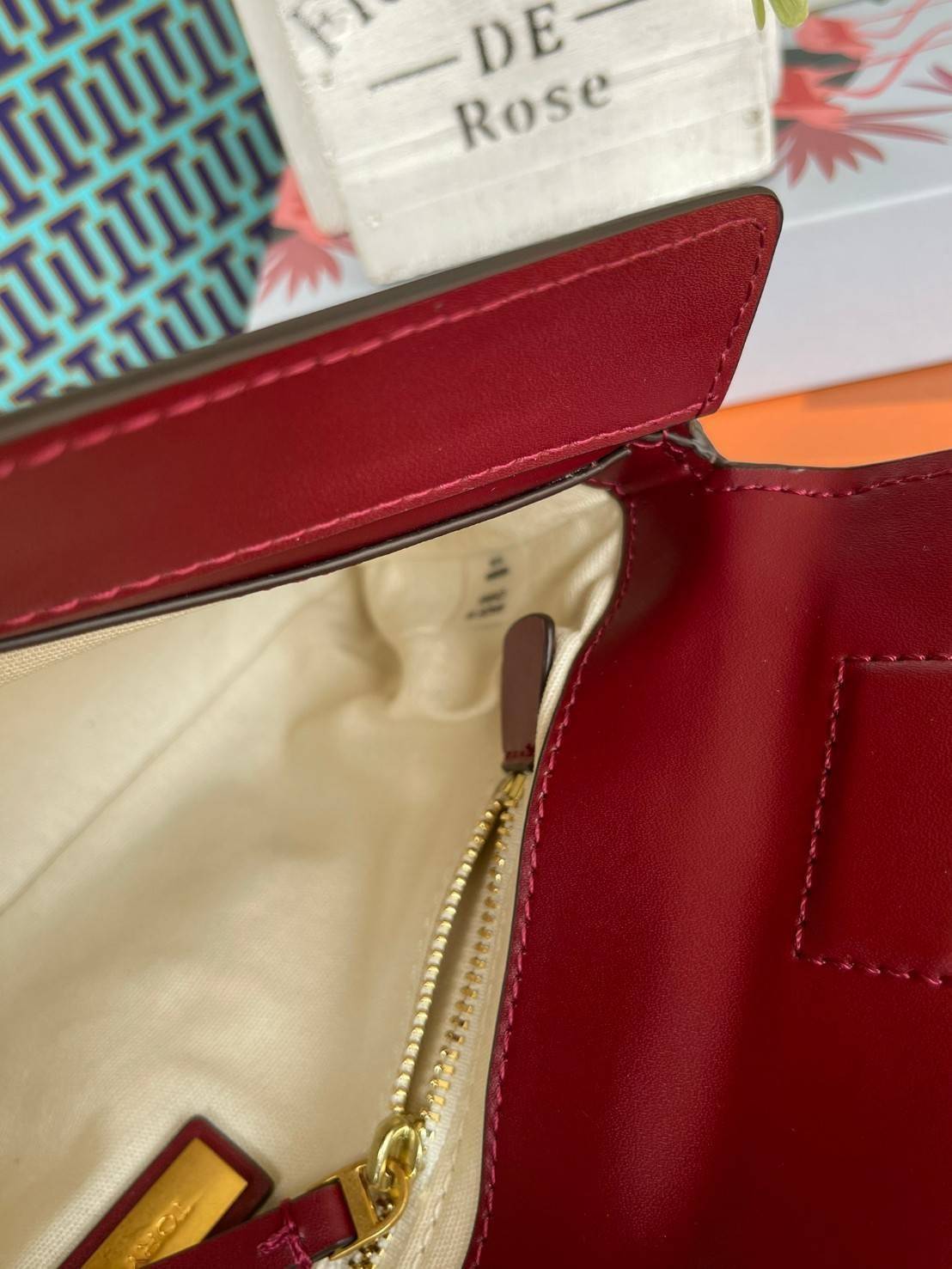 Tory burch Miller Metal clutch กระเป๋าคลัทช์ดีไซน์เรียบหรูออกแบบมาได้อย่างลงตัว ด้วยรูปทรงที่สวยงามและทันสมัย จากแบรนด์ Tory Burch ขนาดกำลังดี สามารถใส่กระเป๋าสตางค์หรือเครื่องสำอางค์ได้ตามขนาดกระเป๋า ในเรื่องของดีไซน์และLogo DoubleT เฉดเดียวกับสีของกระเป