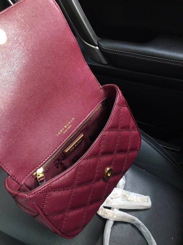 Tory Burch Willa Mini Top Handle Bag พร้อมส่งที่ไทย ใบจริงคือสวยสุดดไปเลยค่าา! กระเป๋าสะพายข้างหรือหิ้วก็เก๋ไปอีกเลยค่ะ! หนังแท้อย่างดี ลายนวมนิ่มมือดีมากค่ะ ด้านหน้ามีอะไหล่โลโก้แบรนด์ เปิดปิดกระเป๋าแบบกระดุมแม่เหล็ก ภายในสามารถใส่กระเป๋าเงินใบกลางได้;มื