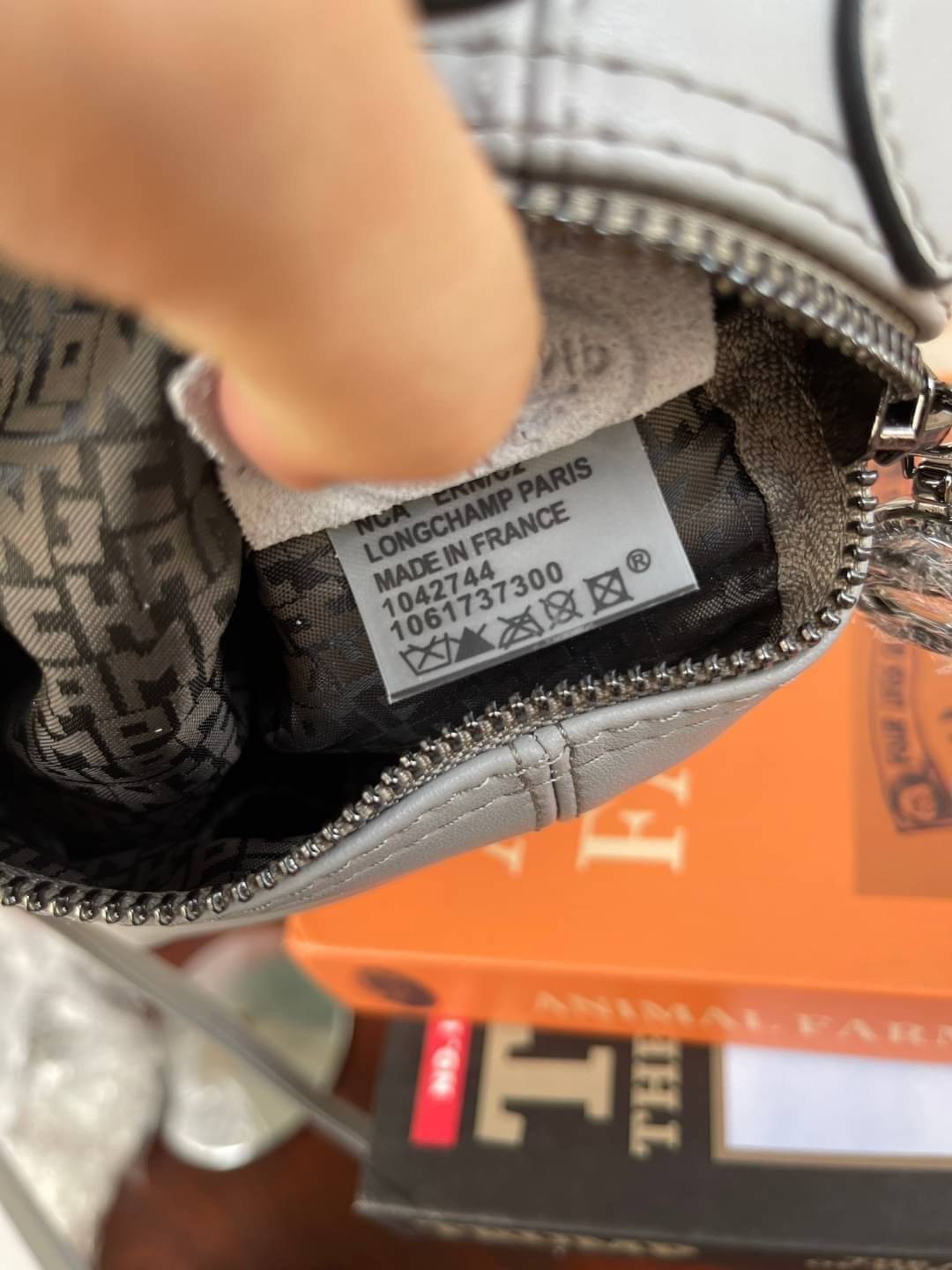 Longchamp Le Pliage Cuir Crossbody Bag อีกหนึ่งคอลเลคชั่น Le Pliage Cuir หนึ่งในตระกูลกระเป๋าสุดไอคอนิกจากแบรนด์ Longchamp และจัดการปรับดีไซน์ให้มีขนาดเล็กลงในทรงcrossbody กะทัดรัดสะพายแล้วคล่องตัว ด้วยดีไซน์ที่ดูเป็นเอกลักษณ์การใช้งานช่องหลักที่ซิปด้านหล