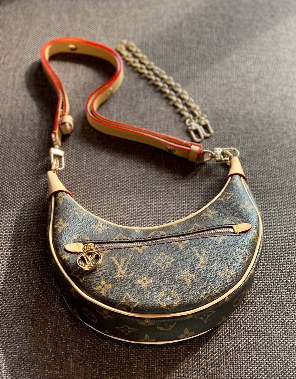 LOUIS VUITTON MONOGRAM LOOP BAG กระเป๋าทรง Loop ที่รังสรรค์ออกมาได้สวย เก๋ และดูดีมากๆ หนังแท้ มีความนิ่มละมุน สัมผัสแล้วคือใช่เลยค่ะ😘 ด้านหน้ามีช่องซิปเล็กให้ใส่ของจุกจิก เปิด-ปิดช่องหลักแบบซิป ภายในสามารถใส่กระเป๋าเงินใบกลางได้;มือถือได้ทุกรุ่น;