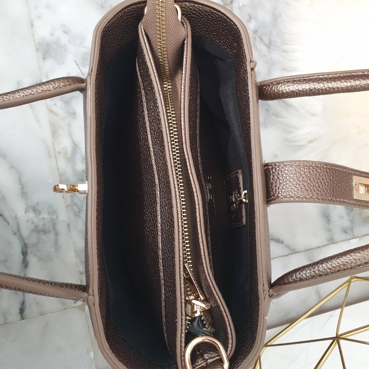 กระเป๋าทรงน่ารักๆ รับ Summer นี้เลยค่า KEEP ‘ Basket ‘ Handbag > ทรงน่ารัก (ราคานี้แถม ปอมๆ และผ้าพันหูกระเป๋าให้ 2 ผืน เข้า Set ) > มีใบเล็กด้านใน ให้อีก 1 ใบ สามารถเอาออกมาใช้สะพายได้ ( เหมือนซื้อ1ได้2 ) >น้ำหนักเบา ใบเล็กกะทัดรัด เหมาะกับ Summ