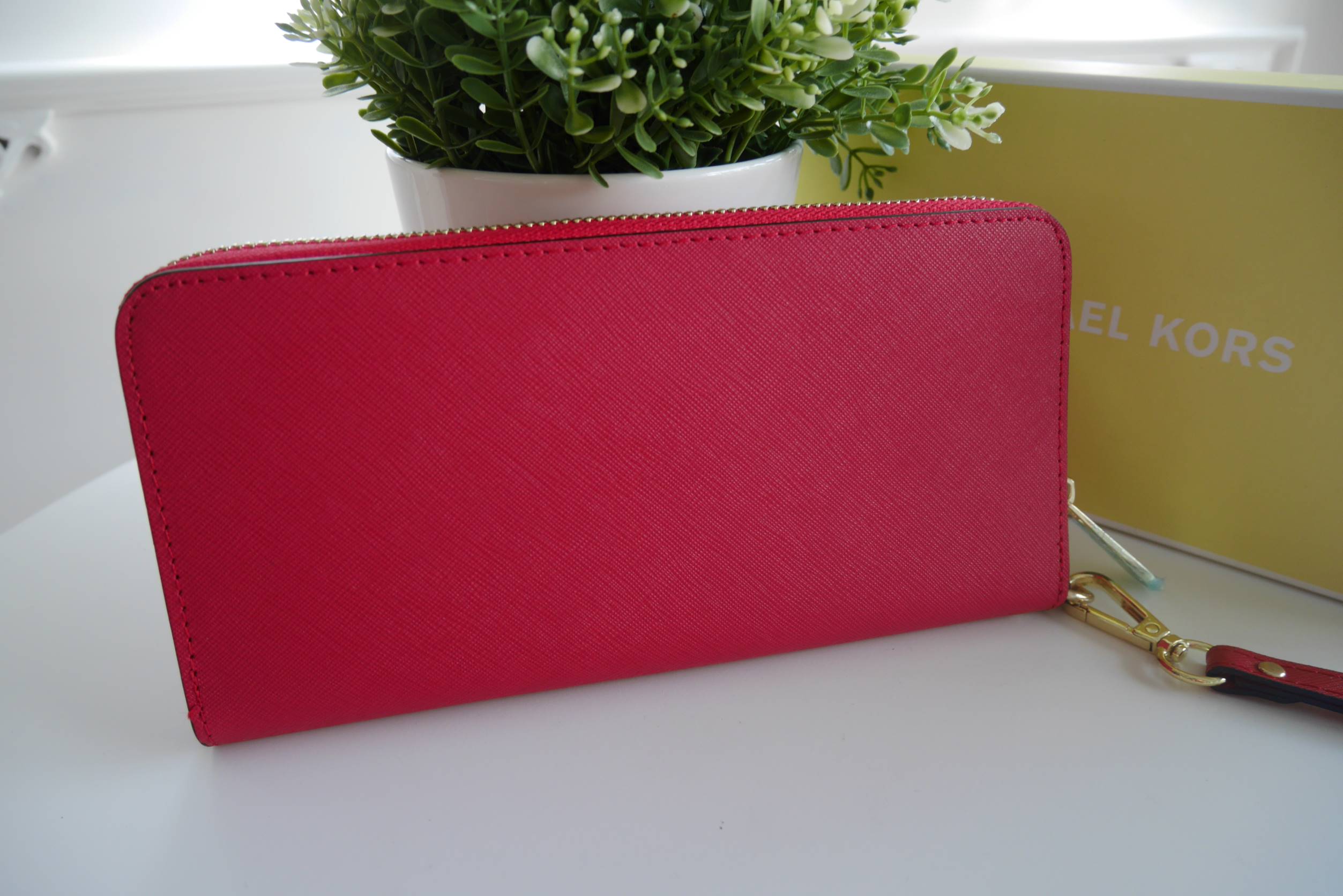 Best seller! งานขายดี รุ่นใหม่คะ Michael kors saffiano Wallet กระเป๋าสตางค์ใบยาว หนัง Saffiano ซิปรอบ สวยหรู มาก อะไหล่ปั้มโลโก้แบรนด์ ด้านในมีช่องใส่บัตร เยอะม้ากกก อีกด้านมีช่องแบงค์+ซิปใส่เหรียญ จุของได้เยอะจริงๆคะ ใส่ iphone 6+ ได้ สวยหรูดูดี อุปกรณ์ค