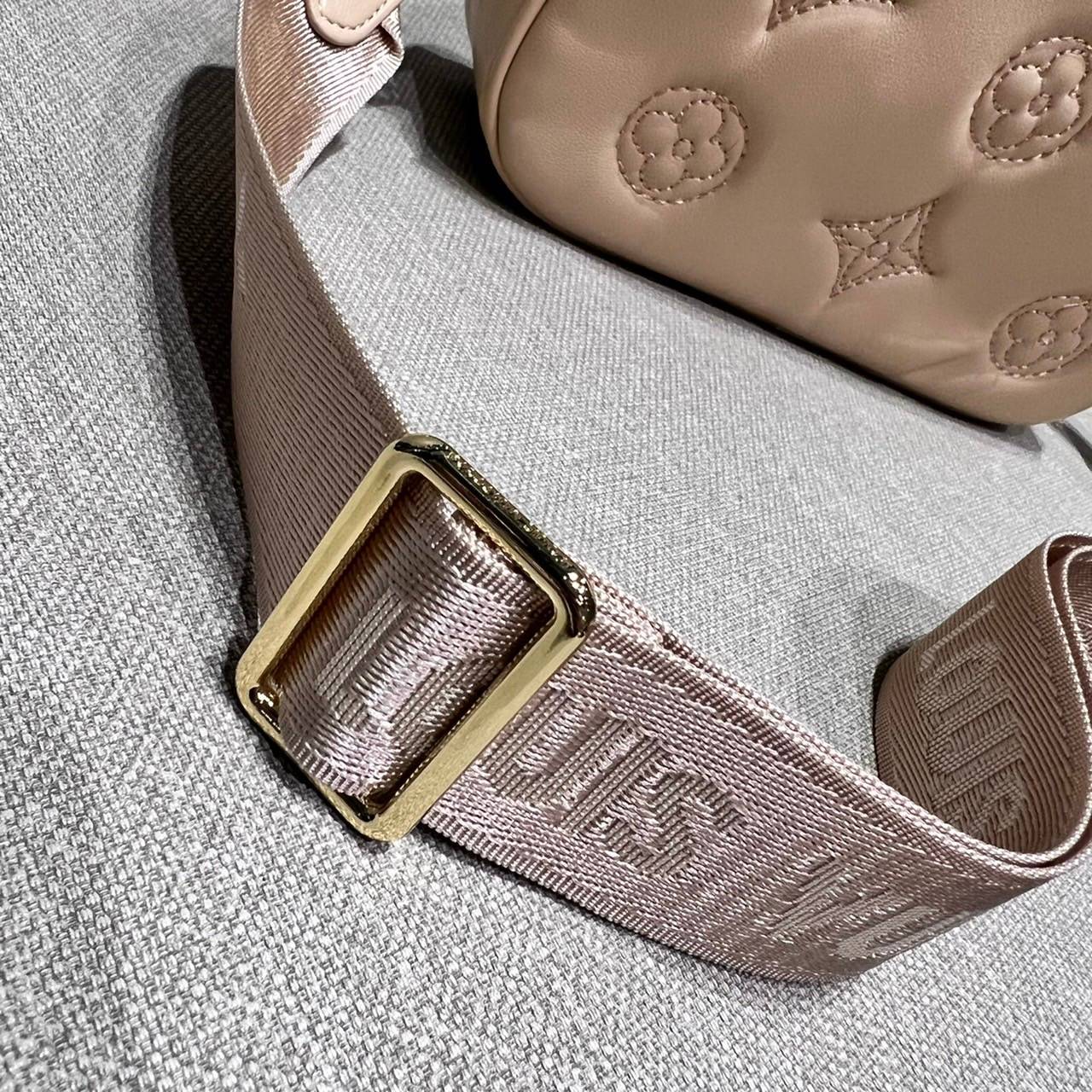 LV EXCLUSIVE VIP COSMETICS BAG ไอเท็มเอ็กซ์คลูซีฟ รุ่นหายาก กระเป๋าใส่เครื่องสำอางค์เอนกประสงค์ ที่นำมาประยุกต์ใช้เป็นกระเป๋าสะพายประจำวันได้ เพราะพิเศษมากแถมสายสะพายมาให้ วัสดุหนังลูกวัวฟอกสี นิ่มมาก เปิด-ปิดด้วยซิป ภายในโล่งกว้าง มีช่องแบ่งสัดส่วนให้ จั