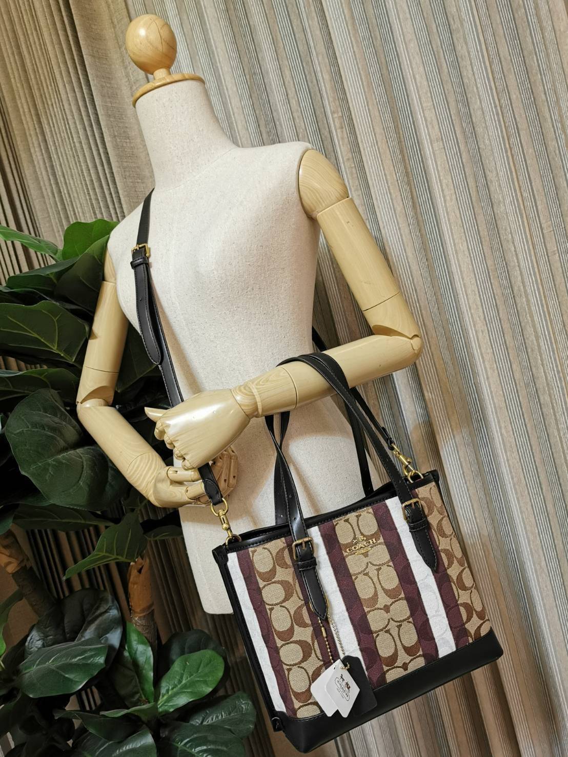 Coach Mollie Tote 25 In Signature Jacquard With Stripes กระเป๋าสะพายใหม่ล่าสุดจาก Coach Factory วัสดุ Canvas & Calfskin ดีไซน์ Casual เทคเจอร์สวยอยู่ทรงด้านหน้าประดับโลโก้แบรนด์ ภายในมีช่องแบ่งแยกเป็นสัดส่วน มีช่องซิปกลาง ใส่มือถือ กระเป๋าสตางค์ยาว ของใช้