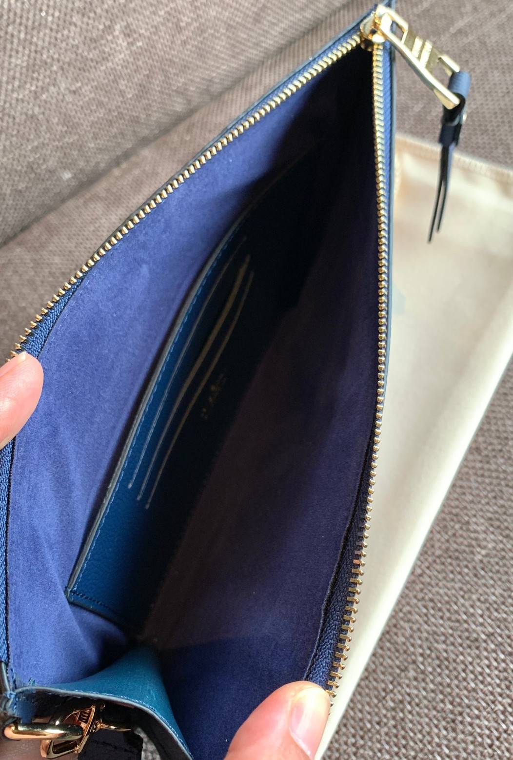 VIP 】จัดสินค้าคุณภาพมาให้สาวๆได้ใช้กันค่าา😘 Louis Vuitton Pochette Mélanie MM Monogram ใช้ขึ้นเครื่องได้เลย✈️ ✔️กระเป๋า ทรงคลัท แบบมีสายคล้องมือ ถอดออกได้หนึ่งสาย ✔️หนังแท้หนา ลายหนังพิมพ์ลายแบรนด์ได้สวยงามมากๆค่ะ