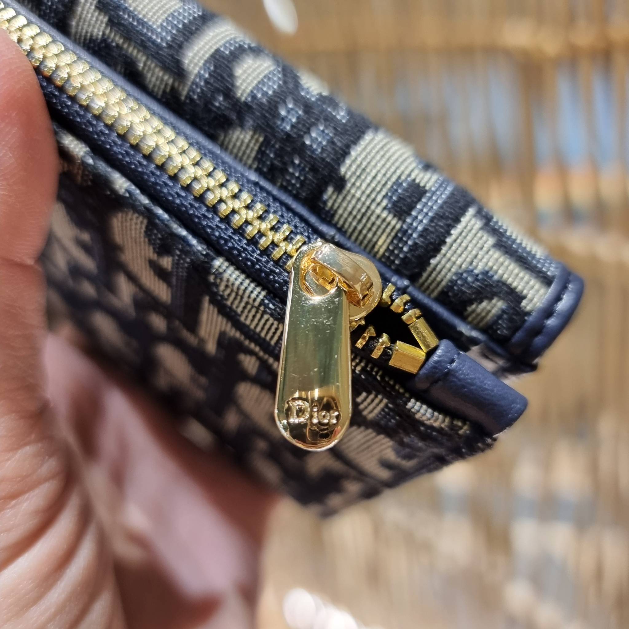 VIP 】CD MULTI WALLET WITH GWP กระเป๋าสตางค์ขนาดเหมาะมือ กำลังสวย พรีเมี่ยมกิ๊ฟจากเคาน์เตอร์ ดีไซน์แบบพับ ใช้งานง่าย พร้อมช่องซิปในตัว วัสดุผ้าแคนวาสปักลาย สลับหนังแท้ภายใน ภายในมีช่องใส่บัตร ใส่ธนบัตรได้ สะดวกใช้มากๆ มาพร้อม box set ในราคาที่ถูก พร้อมส่งต