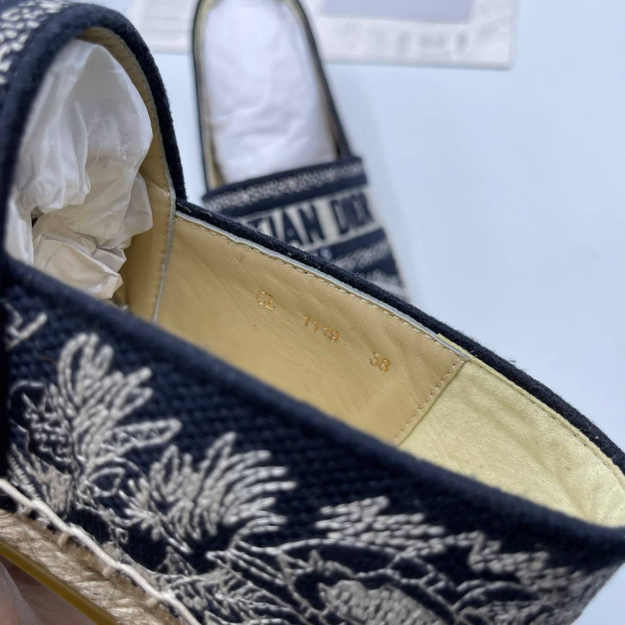 DIOR GRANVILLE ESPADRILLE SS21 Oblique Embroidered Cotton รองเท้าที่เป็นเอกลักษณ์ ที่สุดแห่งความหรูหราที่ใช้งานได้ทุกวัน ตัดเย็บจากผ้าฝ้ายปักลาย ประดับด้วยรายละเอียดสวยงาม งานเกรดออริจินอล 1:1 เหมือนที่สุด มีเลข Code ภาพสินค้าถ่ายจากงานขายจริง ไม่โป๊ะแตกแ