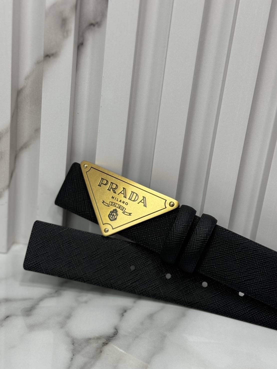 TOP ORI | หนังแท้ PRADA Triangle saffiano leather belt in black เข็มขัดหนังแท้ เกรดเทพดีสุด หนังลายเท็กเจอร์คล้ายของจริง อะไหล่ทองสวยหรู งานเทียบแท้
