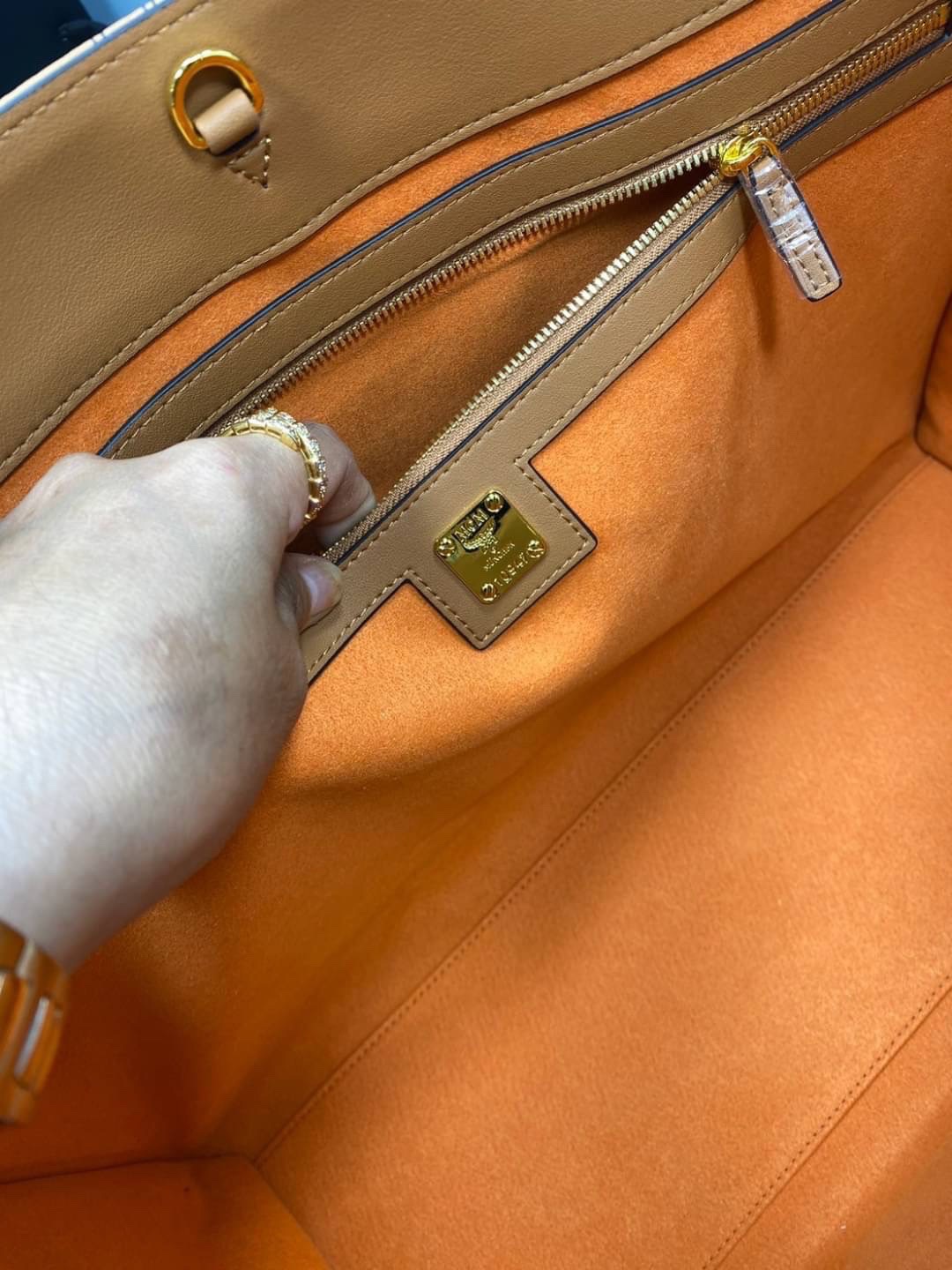 M.C.M München Tote in Visetos and nappa leather / M.C.M Extra-large tote bag 43cm กระเป๋าโท้ทใบใหญ่ จุๆ ไปเลย ใส่ของได้เยอะมาก พร้อมกระเป๋าใบเล็ก รูปทรงสวย ถือไปทำงาน สะพายไปเที่ยวได้สวยๆเลยค่ะ