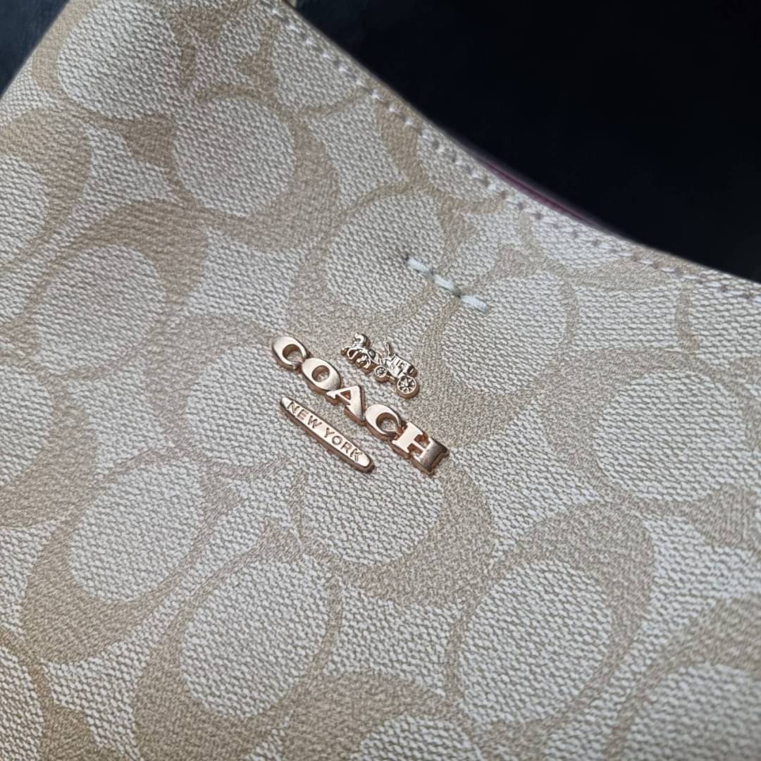 COACH 2312 SMALL TOWN BUCKET BAG IN SIGNATURE CANVAS รุ่นยอดนิยมใบเล็กมาครบสีแล้วจ้า กระเป๋าทรงบัคเก็ต สีผู้ดี๊ผู้ดี ตัวกระเป๋าดีไซน์คลาสสิคลายซี ดูโดดเด่น วัสดุหนังแคนวาสเคลือบลาย สวยคมทุกมุมจริงๆ!! เปิด-ปิดด้วยกระดุมแม่เหล็กทั้ง 2 ฝั่ง ภายในเป็นช่องโล่ง