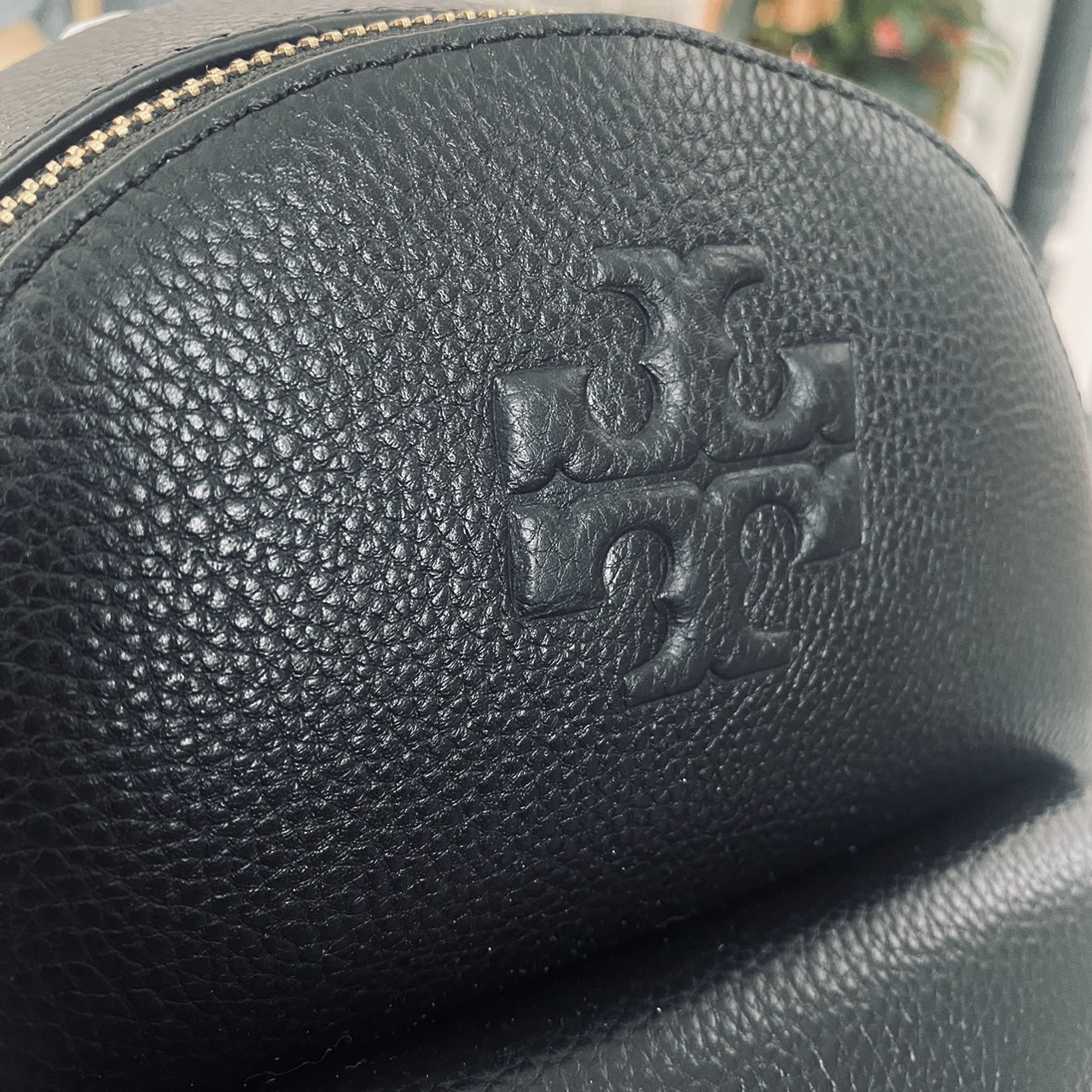 ory Burch Thea Mini Backpack คอลเลคชั่นใหม่ กระเป๋าเป้ไซส์มินิน่ารัก งานหนังเต็มใบสีดำสุดคลาสสิก ไอเท็มเด็ดที่ใครๆก็ต่างรอคอย!! ภายในเป็นช่องโล่ง ใส่ของสำคัญได้สบายๆ สายสะพายสามารถปรับได้ ใบนี้คุ้มค่าราคามากๆ