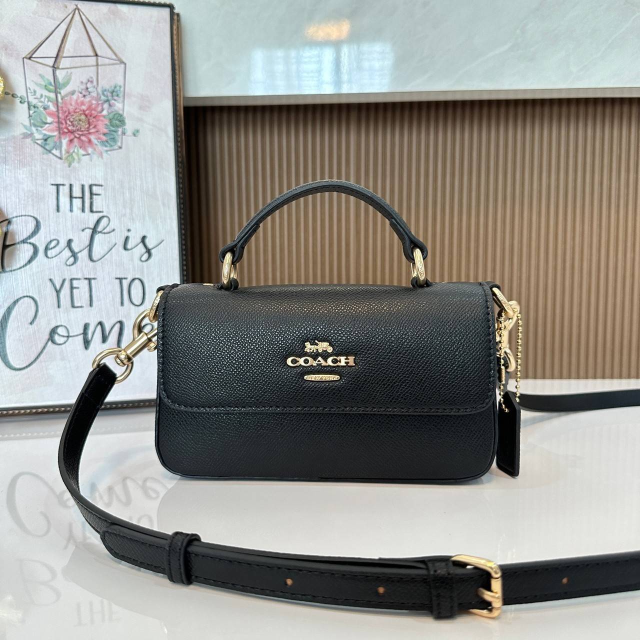 Coach Mini Josie Top Handle Crossbody In Blocked Signature Canvas (cc340) ใหม่ล่าสุด กระเป๋าสะพายหรือถือใบเล็กกระทัดรัด วัสดุหนังตัดขอบหนังแท้ ภายในช่องโล่งกว้างสามารถใส่โทรศัพท์ iPhonePro max ได้ มีช่องใส่บัตรเครดิต 2 ช่อง เปิดปิดด้วนกระดุมแป๊ก ซับในผ้า 