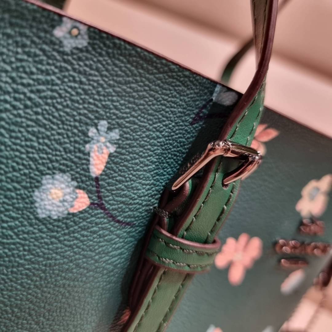 COACH C8613 MOLLIE TOTE 25 WITH MYSTICAL FLORAL PRINT คอลใหม่ล่าสุด ยังไม่เข้า shop ไทย สวยๆแบบไม่ต้องรอพรีฯให้ยาวนาน กับกระเป๋าโท้ทไซส์เล็กที่สาวๆต่างก็ต้องปักใจรัก สวยสมใจ ดีไซน์ลวดลายดอกไม้ คละเคล้าเต็มใบ สีสันสดใส น่าใช้สุดๆ วัสดุหนังแคนวาส ภายในโล่งก