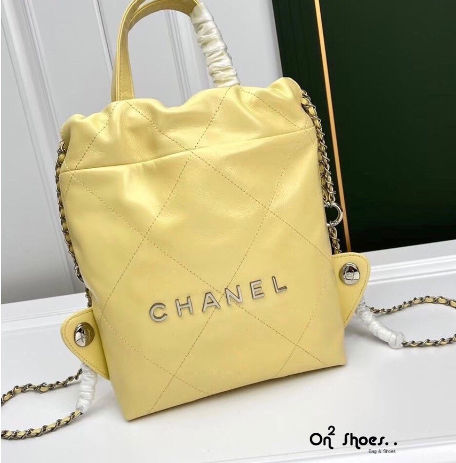 Chanel 22 backpack (small) กระเป๋าสะพายหลัง หนังเคลือบเงาและโลหะสีทองต่อยอดจากรุ่น ss22 ที่ ฮอตข้ามปีเพิ่มขนาดและหูถือยิ่งดูดีไปมากค่ะ