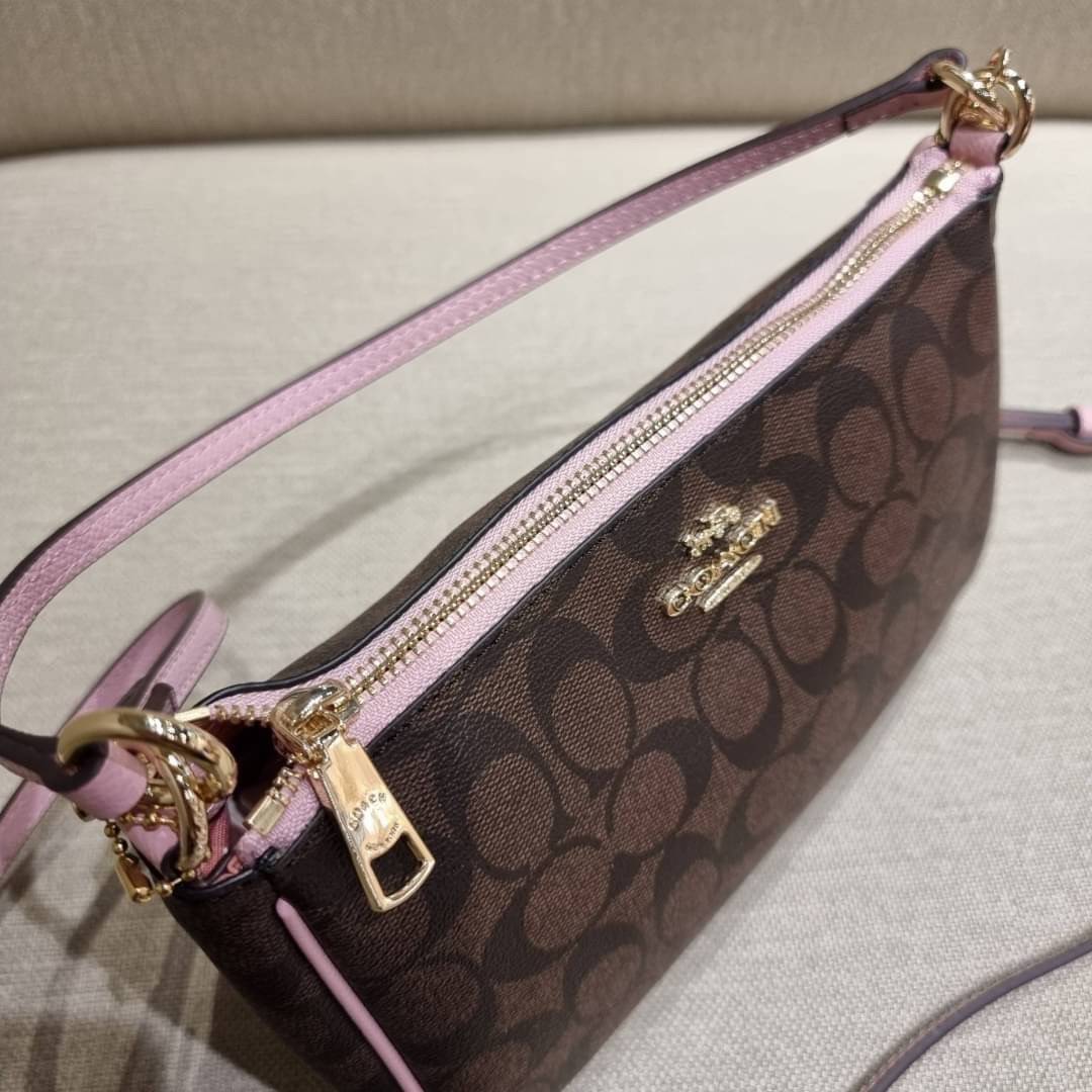 COACH 36674 TOP HANDLE POUCH IN SIGNATURE JACQUARD กระเป๋าทรงพอช ยอดฮิต ยกขึ้นแท่น ด้วยดีไซน์ที่ออกมาให้ใช้งานได้ง่าย ขนาดกำลังเหมาะ วัสดุหนังแคนวาสทนทาน ดีไปหมดขนาดนี้!! คุณลูกค้าถึงสั่งกันรัวๆจริงๆ ภายในโล่งกว้าง ใส่โทรศัพท์ได้ทุกรุ่น มาพร้อมสายคล้องแขน