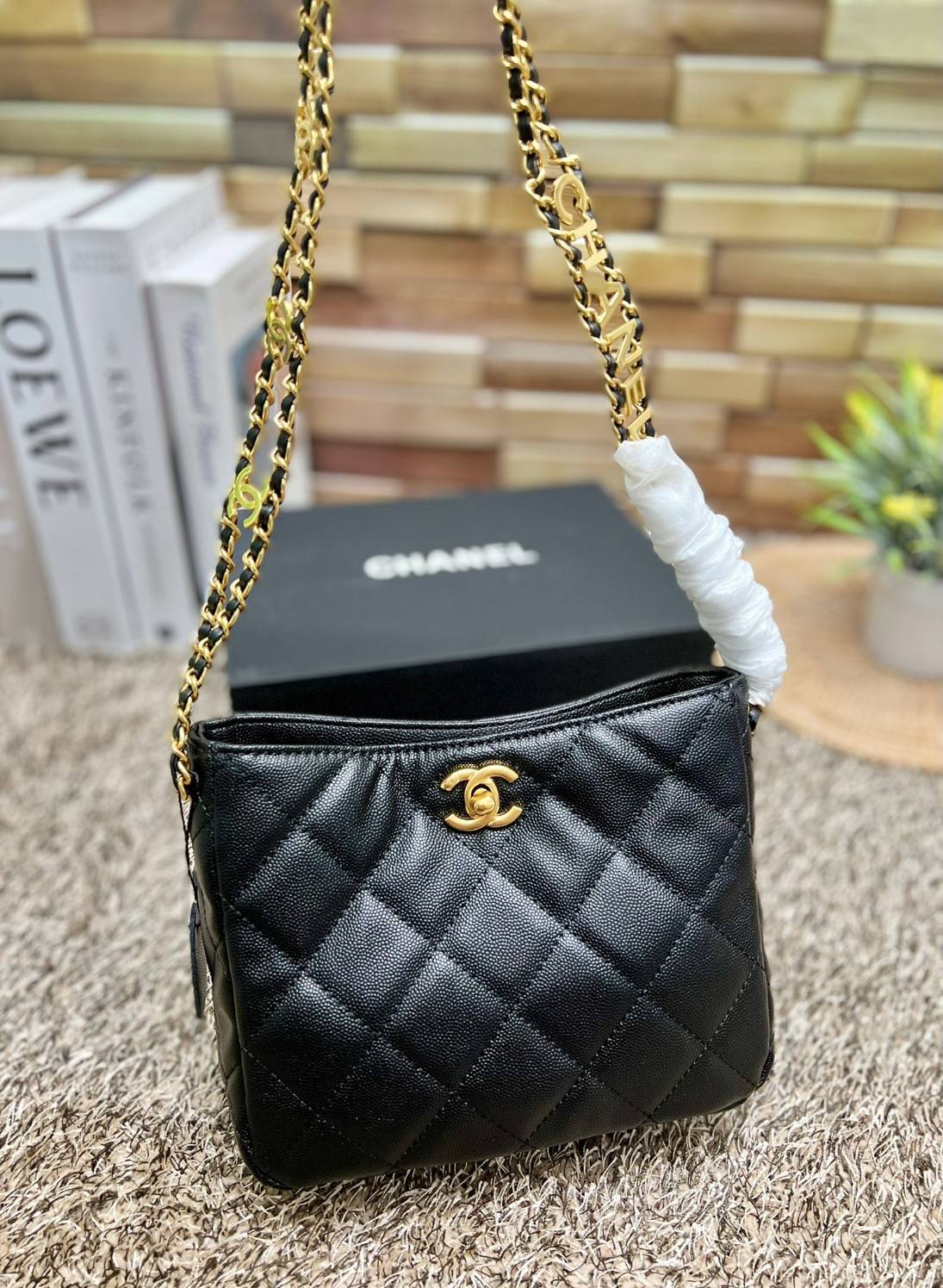 CHANEL กระเป๋าหิ้วหรือสะพายไหล่ หนังแท้ลสบคาเวียร์สวยงามมากๆ 🌟โดดเด่นด้วยสายของกระเป๋ามีโลโก้แบรนด์ประดับ หรูมากๆค่ะ เปิด-ปิดกระเป๋าแบบหมุนล็อค ภายในใส่กระเป๋าเงินใบกลาง;มือถือได้ทุกรุ่น;ของจำเป็นจุกจิกอื่นๆได้หลายอย่าง มีช่องเล็กให้ใส่ของจุกจิกนะ