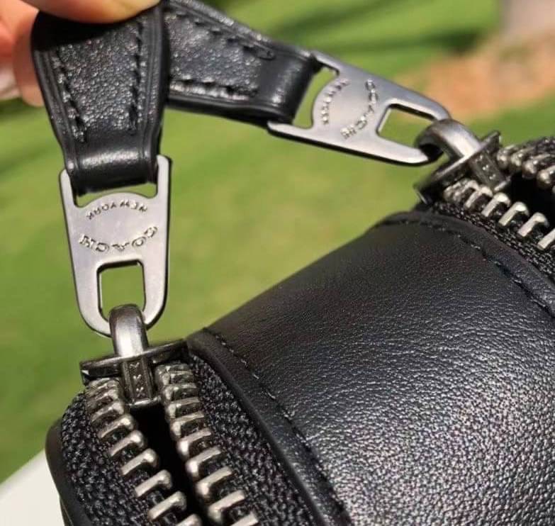 COACH GRAHAM CROSSBODY IN SIGNATURE CANVAS (COACH C4149) กระเป๋าครอสบอดี้รุ่นยอดฮิตสำหรับหนุ่มๆ ที่สาวๆก็ใช้ได้!! รูปทรงดีไซน์คลาสสิค ใช้งานสะดวก วัสดุหนังแคนวาสเคลือบลาย เปิด-ปิดด้วยซิป ภายในเป็นช่องโล่ง ใส่ของสำคัญได้ครบ สายสะพายปรับได้ตามตัว มีมาให้ช้อ