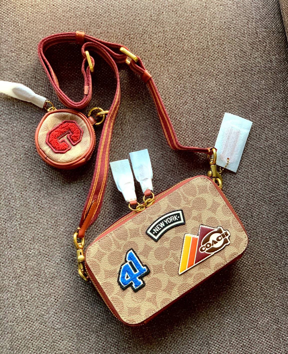 COACH CHARTER SLIM CROSSBODY IN SIGNATURE CANVAS WITH PATCHES ((C6744)) 📌พร้อมส่งที่ไทย สวยก่อนใครไปเลยยค่าา! 🌈จัดส่งพร้อมกระเป๋าพวงกุญแจแบรนด์แบบมีซิปอีกหนึ่งใบ กระเป๋าสะพายแบบครอสบอดี้ร์ หนังแท้สวย