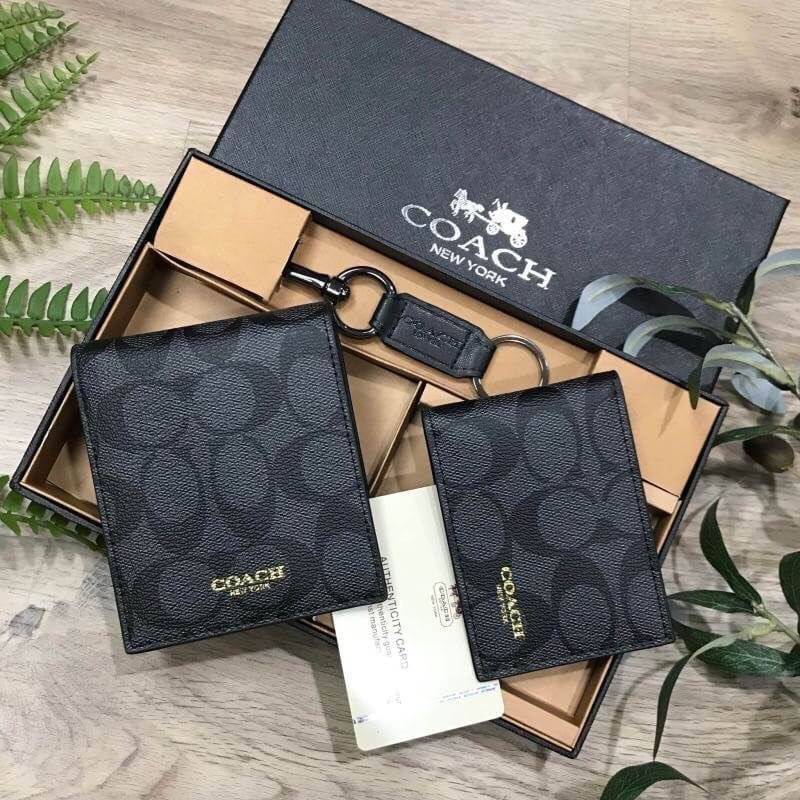 COACH FACTORY SHORT WALLET WITH CARD POCKET & KEY CHAIN Value set & 3 in 1! กระเป๋าสตางค์ใบสั้น + กระเป๋าใส่บัตร และพวงกุญแจ วัสดุหนังแท้ลายแบรนด์รอบใบ ภายใน มีช่องใส่ธนบัตร,บัตร บุผ้าลายแบรนด์ มาาพร้อมอุปกรณ์ ครบ set จะมอบเป็นของขวัญหรือใช้เองก็แนะนำค่ะ