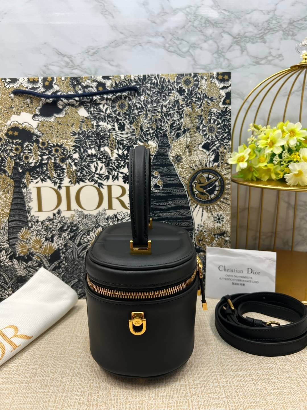 Small Dior CD Signature Vanity Case / Dior vanity 16cm กระเป๋าทรงกล่องใบเล็กกะทัดรัด ดีไซน์สวยโดดเด่น มีหูจับในตัว ภายในเป็นช่องโล่งสำหรับจัดเก็บสิ่งของเล็กน้อย เป็นอีกหนึ่งไอเท็มที่ไม่อยากให้พลาดเลยน้า
