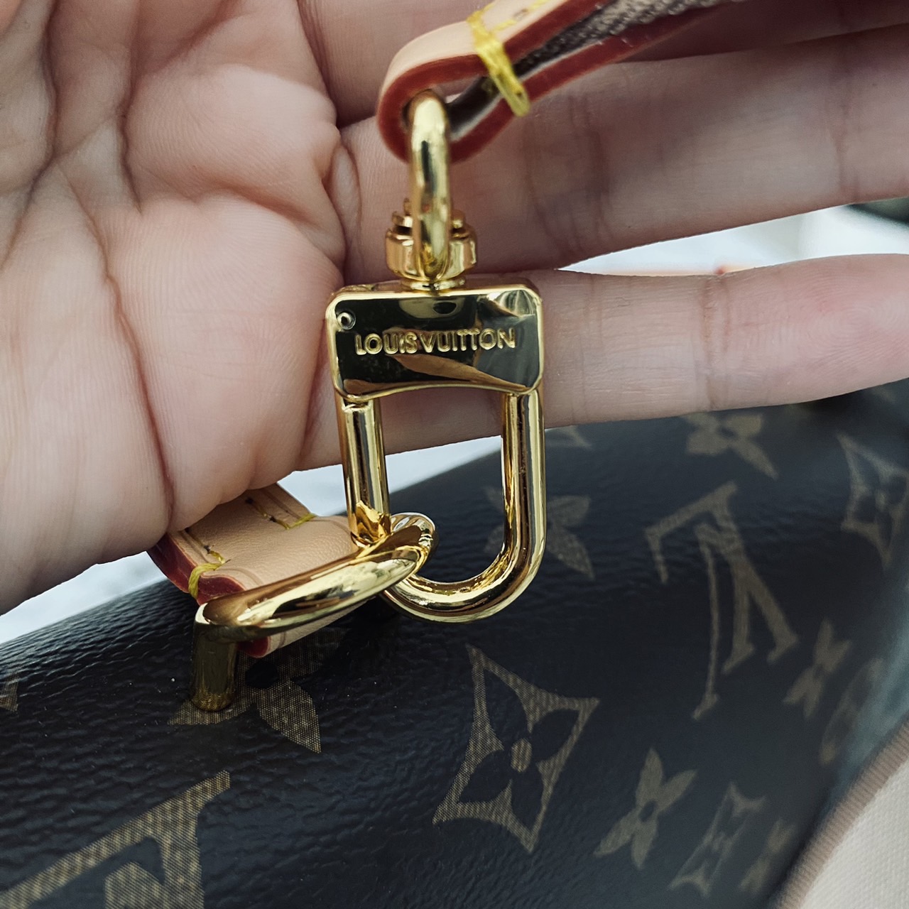 LV Cluny Mini Monogram Canvas Bag 20cm กระเป๋าถือใบเล็กแสนน่ารัก ลายโมโนแกรมแคนวาสสุดไอคอนิก พร้อมสายสะพายผ้าทรงสปอร์ต คอลขายดีตลอดกาล หูจับในตัว น้ำหนักเบา เป็นไอเท็มที่แมทช์ได้กับทุกสไตล์การแต่งตัว ราคาสุดคุ้ม