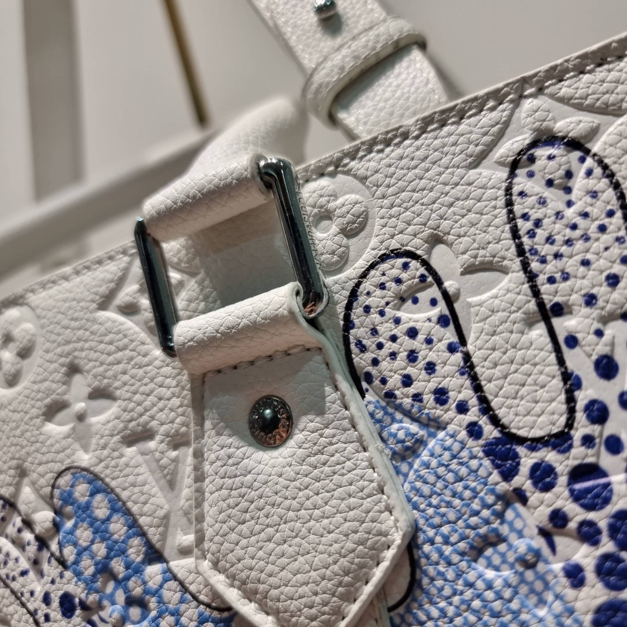 LV x YK Sac Plat 24H Bag Taurillon Monogram / LV × YK SAC CARRYALL TOTE ใหม่รับ summer สดใสฉีกทุกกฏ เพราะใช้ได้แบบยูนิเซ็กส์ กับกระเป๋าเดินทางมาในรูปแบบของทรงโท้ท ใบใหญ่ จุได้แบบจุกๆ ดีไซน์ลวดลายโดดเด่น