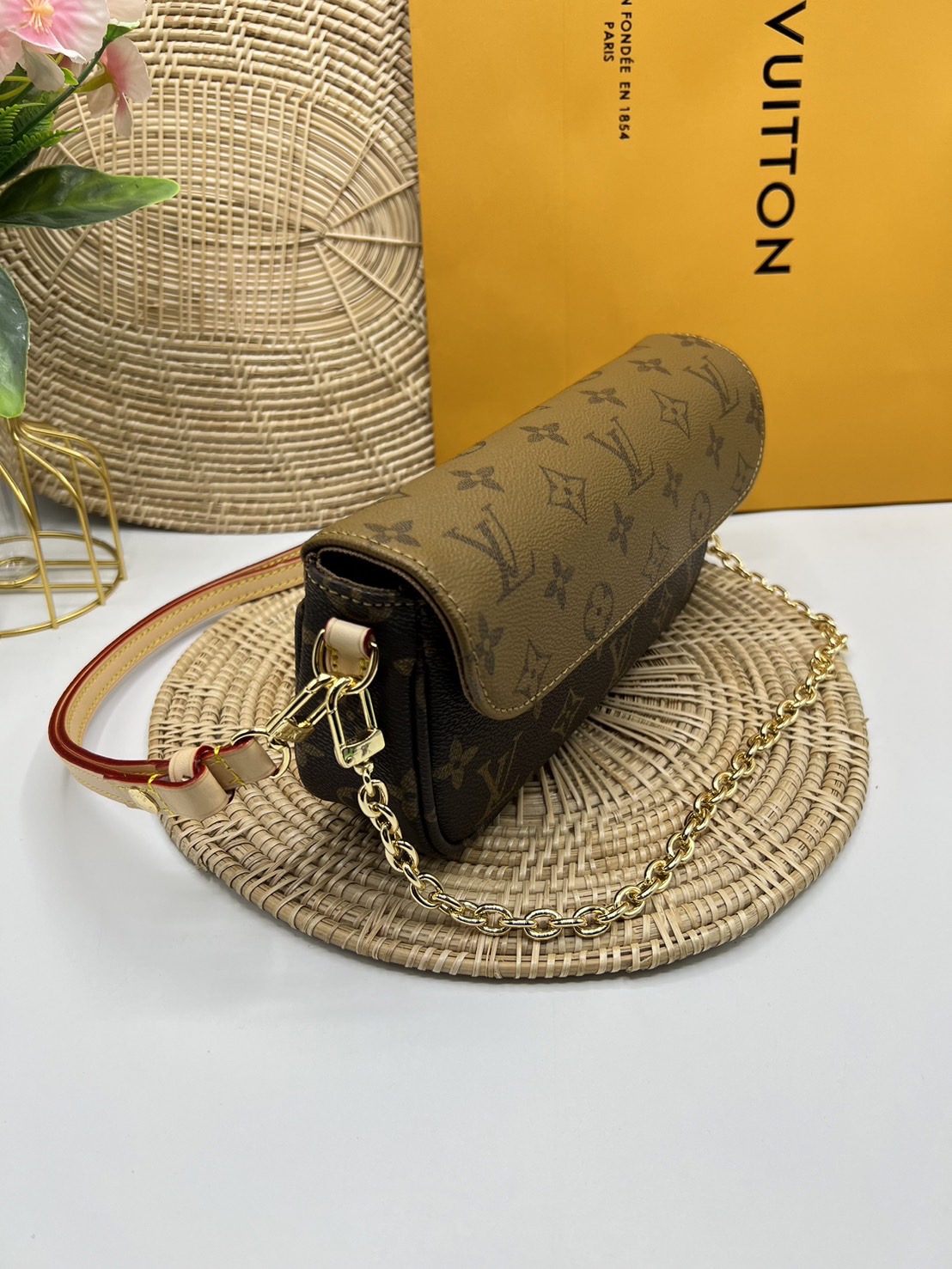 LV Wallet on Chain Ivy / LV IVY BAG กระเป๋าสะพายรุ่นยอดนิยม ใช้งานได้ทั้งธีมกลางวันและกลางคืน สวยหรู ดูแพงที่ถูกต้องมาก เกรดออริ 1:1 ใช้งานต่างประเทศได้