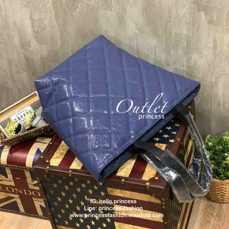 Guess Large Tote Bag กระเป๋าถือทรงช้อปปิ้ง ที่มีน้ำหนักเบา สามารถจุได้เยอะ วัสดุหนังpuหนังนิ่ม นุ่มมือต่อผิวสัมผัส มีดีเทลที่ตัวกระเป๋าปั้มโลโก้G เป็นซิกเนอเจอร์รอบใบ สามารถใส่เอกสารเอสี่ได้ เปิดปิดด้วยซิปเดียวด้านบน ภายในบุผ้าลายG มีช่องเล็กแยกเป็นสัดส่ว