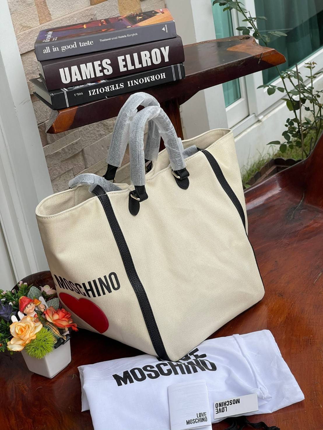 Love Moschino Borsa Donna MOD.JC4333PP07KV VAR.Unica กระเป๋าทรง Tote เป็นกระเป๋าที่สาวๆ ทำงานนิยมมากที่สุด เพราะมีขนาดใหญ่พอเหมาะใส่เอกสารขนาด A4 ใส่ของใช้ของจำเป็นได้ครบสำหรับการใช้งานนอกบ้านใน 1 วัน ถ้าต้องออกไปธุระต่อตอนค่ำก็ยังไม่ใหญ่เทอะทะเกินไป