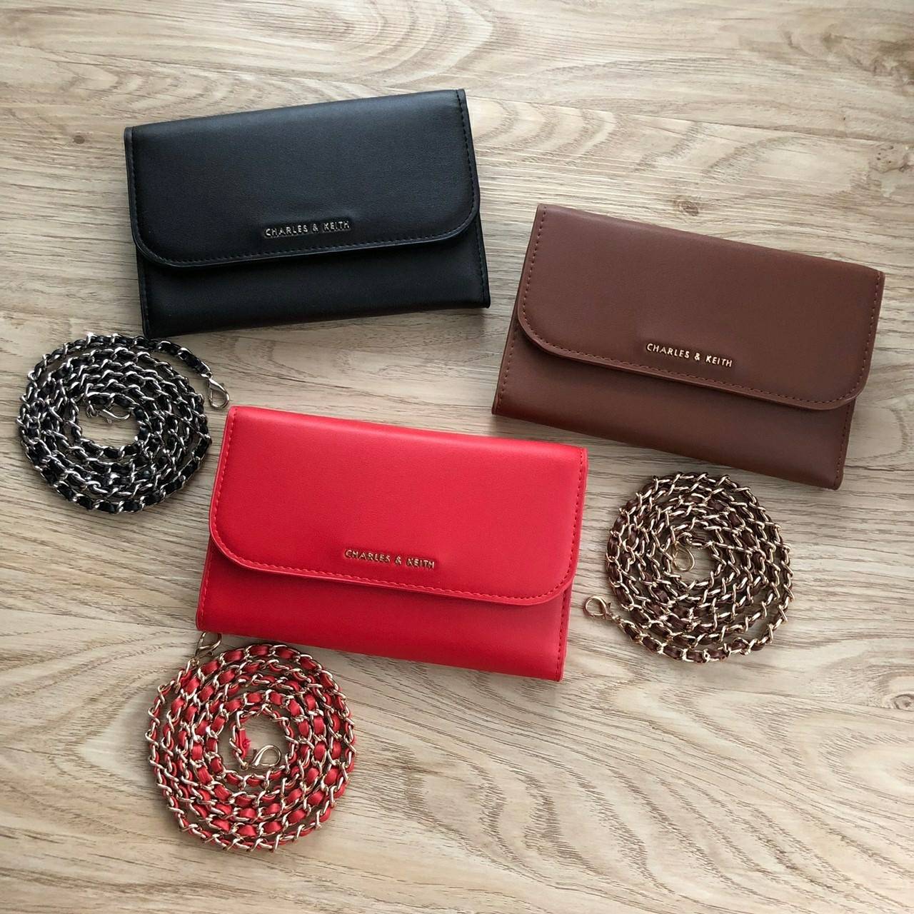 Charles & Keith Front Flap Wallet กระเป๋าสตางค์ มาพร้อมสายโซ่สลับหนัง เปิด - ปิดกระเป๋าด้วยกระดุม ด้านในมีช่องหลายช่อง แยกเก็บของได้เป็นสัดส่วน และมีช่องซิป 1 ช่องค่ะ ด้านหลังมีช่องอีก 1 ช่อง มาพร้อมสายโซ่สลับหนังยาวประมาณ 114 cm สามารถถอดได้ (ปรับไม่ได้ค