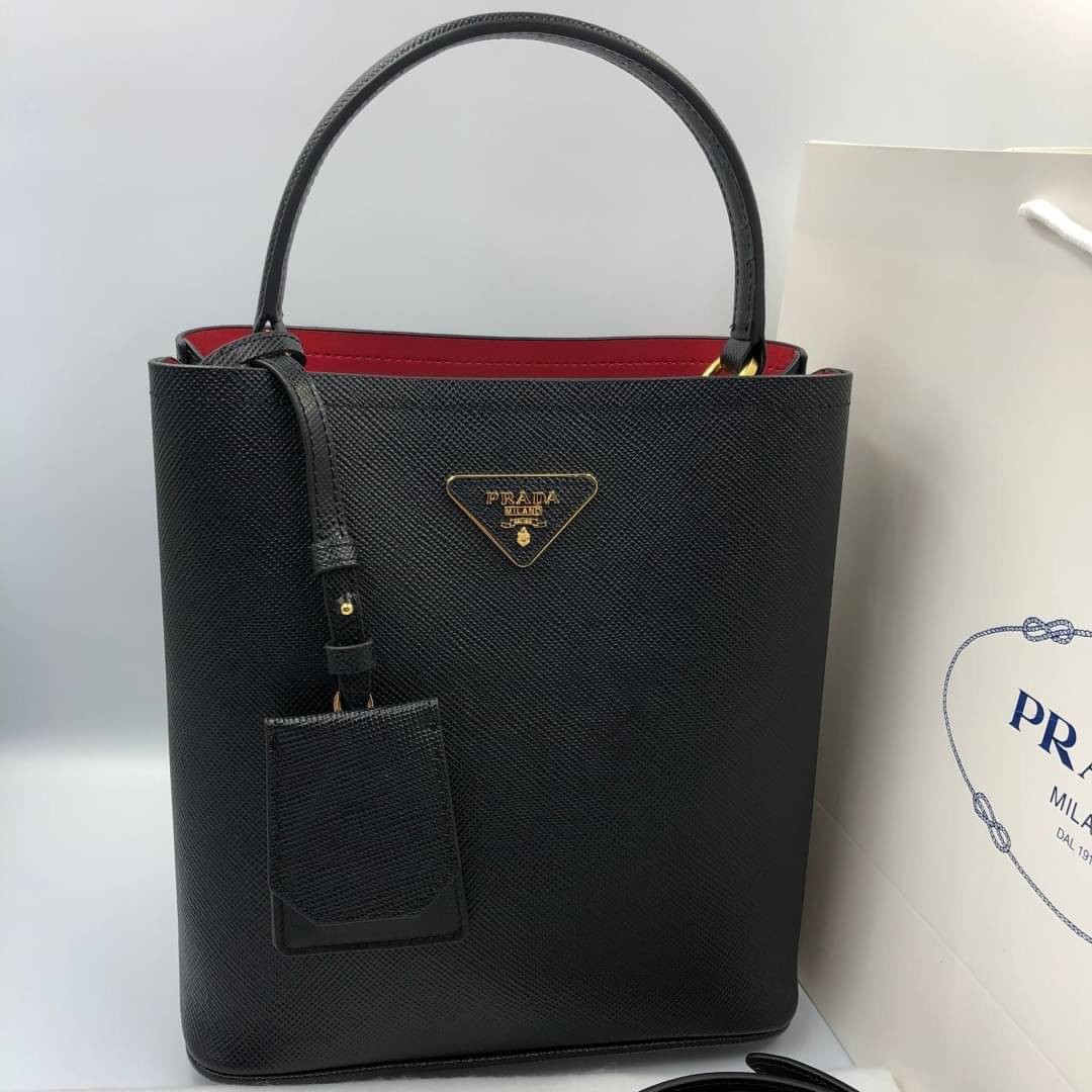 VIP 】หนังแท้ Prada Panier Bag Medium Saffiano Leather พร้อมส่งที่ไทย กระเป๋าสะพายข้างทรงบัคเก็ต จุของได้เยอะมาก เรียบแต่หรู ต้องใบนี้เลยค่าา